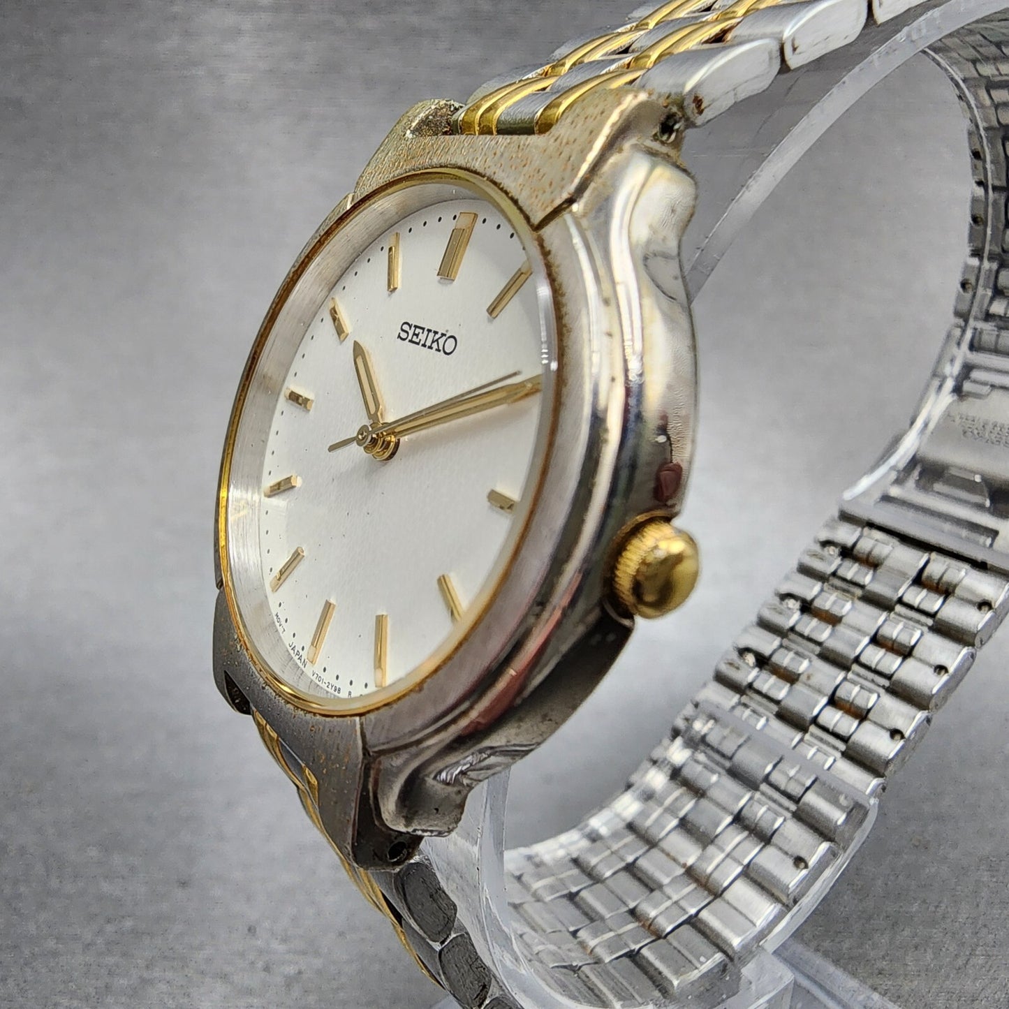 Seiko Watch Men 32mm White Dial Two Tone Round v701-2b50 New Battery