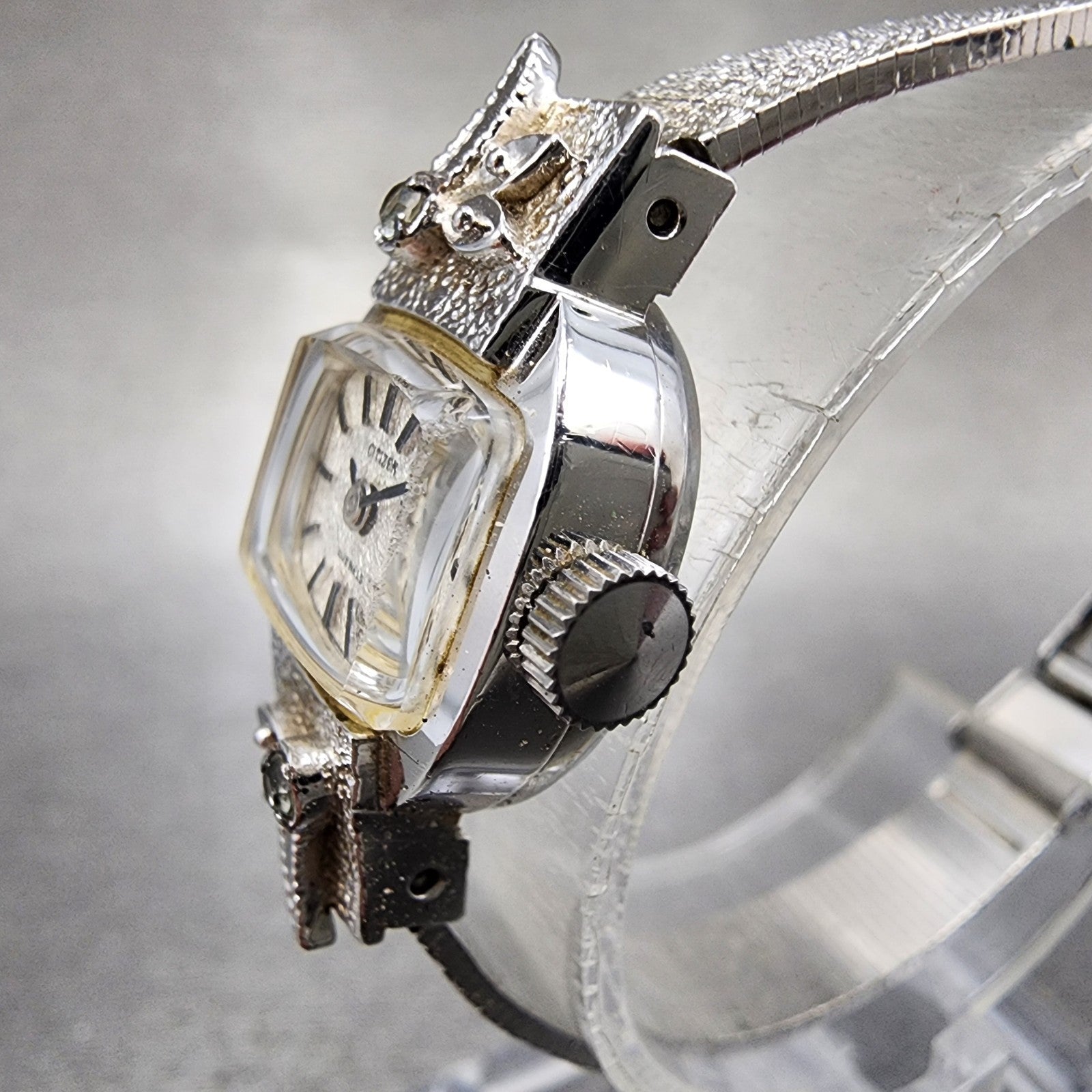 Citizen Watch Women 15mm White Dial White Gold Plated Manual Wind Runs VTG2