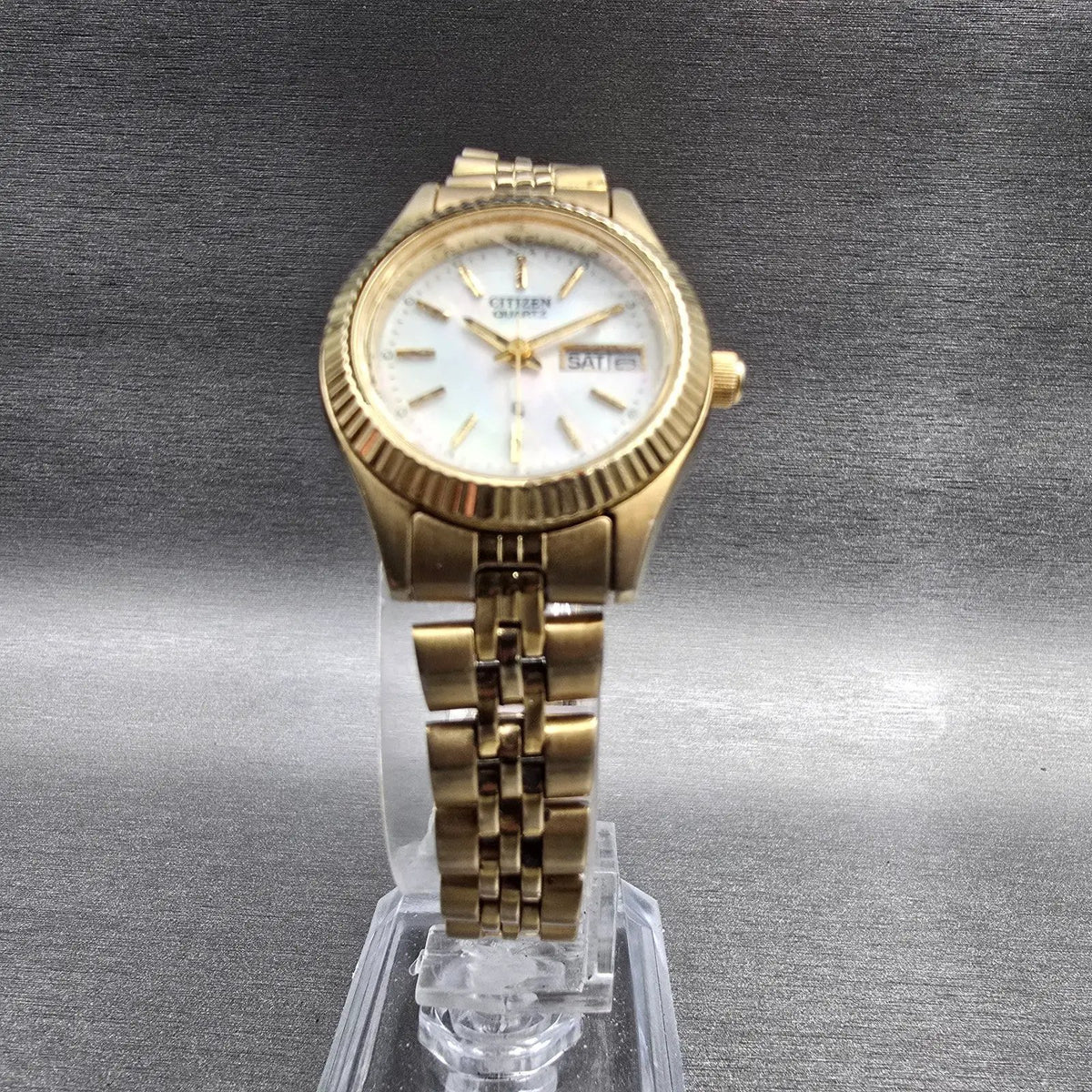 Citizen CQ Watch Women 25mm MOP Dial Gold Tone Daydate 1002-R15101 New Battery 85