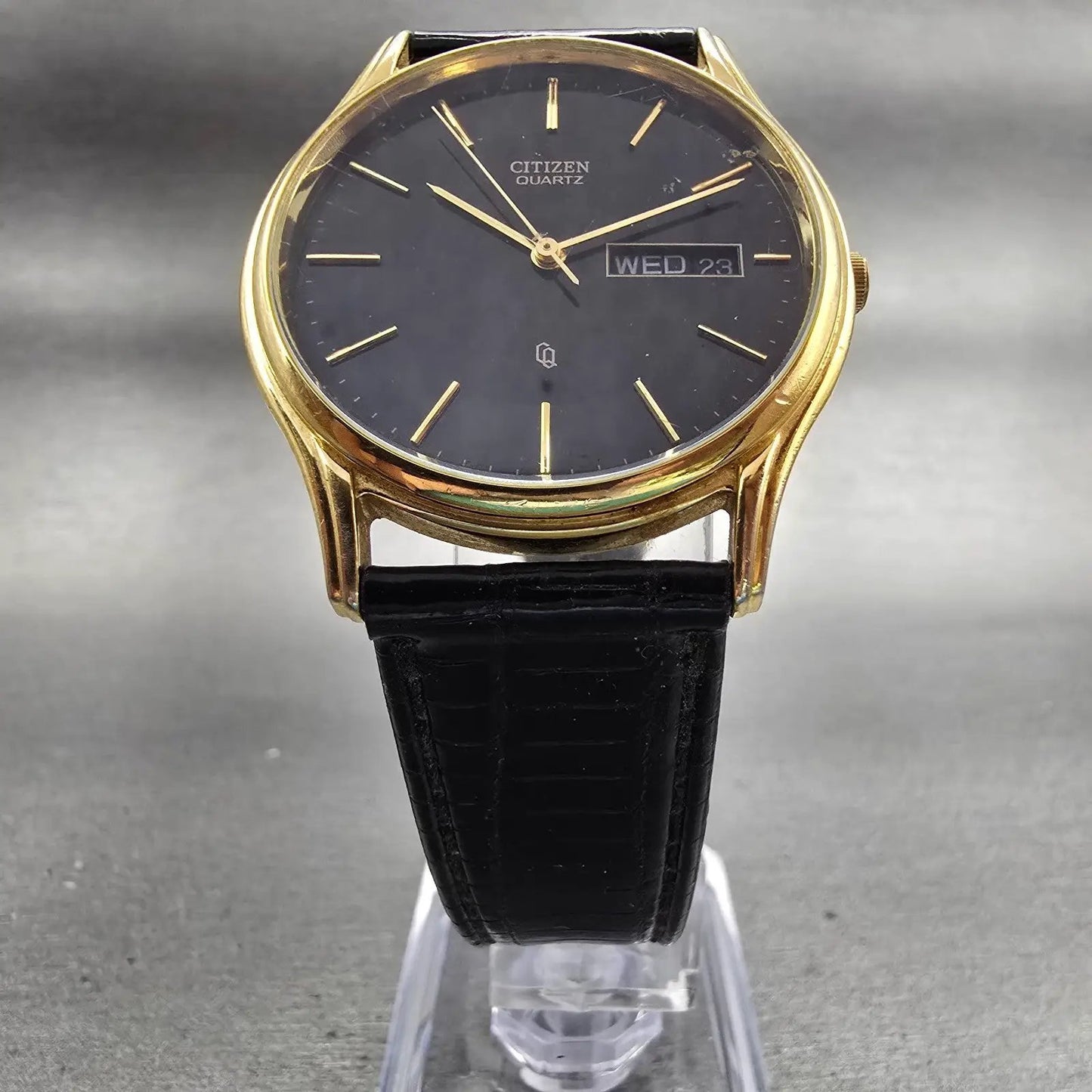 Citizen CQ Watch Men 34mm Black Dial Gold Tone Daydate Round 6100-S20269 New Bat5