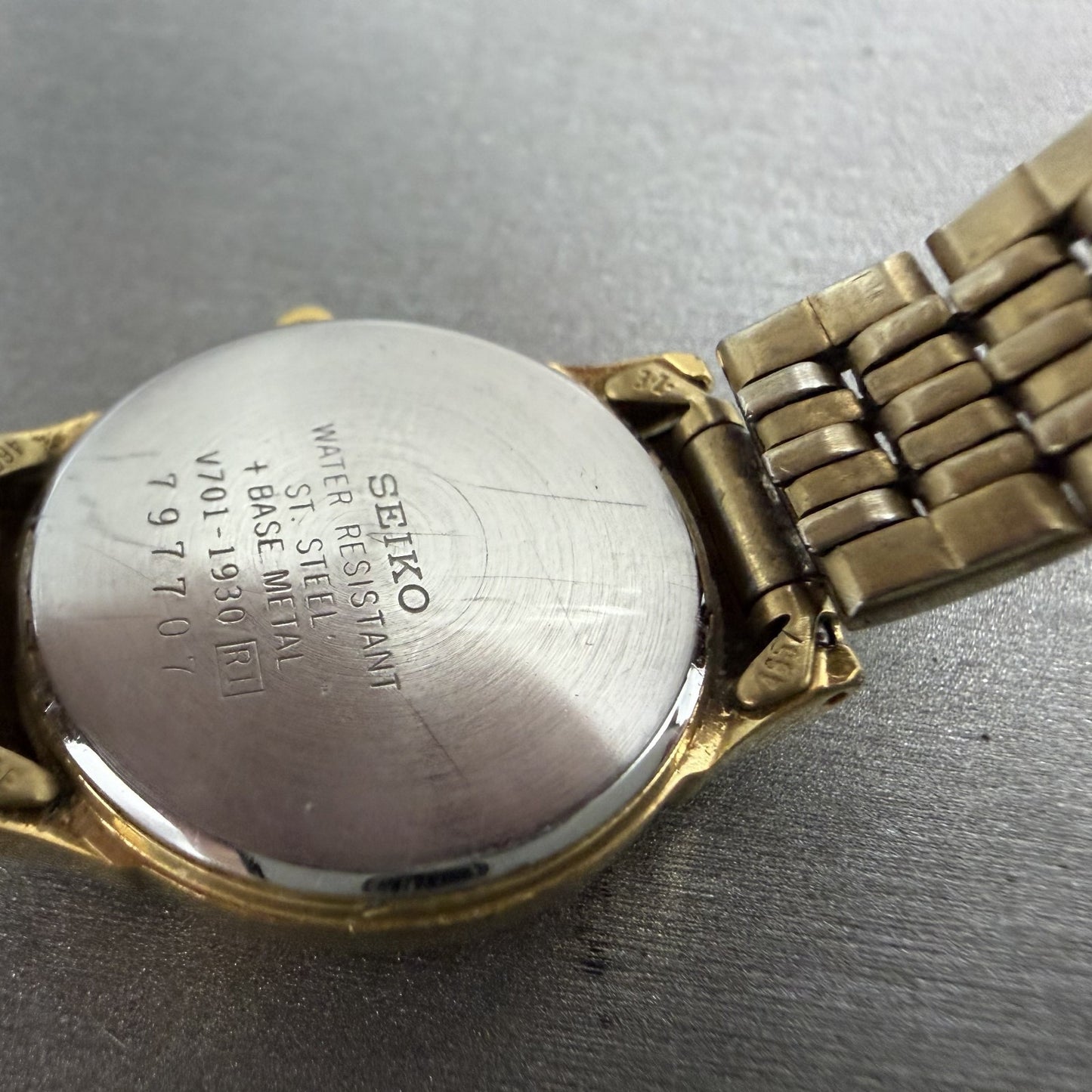 Seiko Watch Women 25mm White Dial Gold Tone Round V7011930 New Battery8