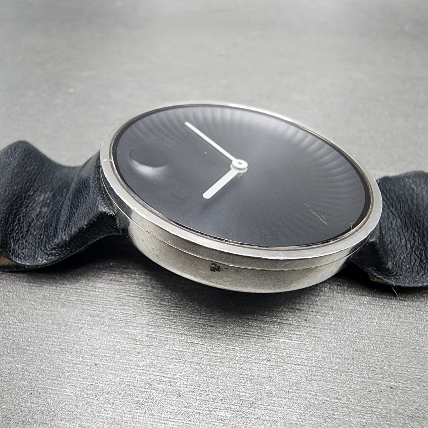 Movado Edge Watch Men 40mm Black Dial Silver Tone Round MO.02.1.14.6186 READ!!!5