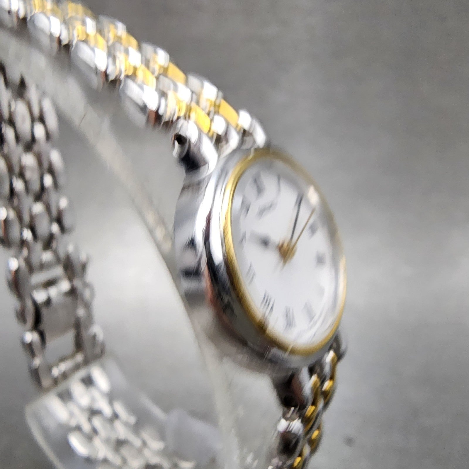 Seiko Watch Women 20mm White Dial Two Tone Round 1f210a30 New Battery3