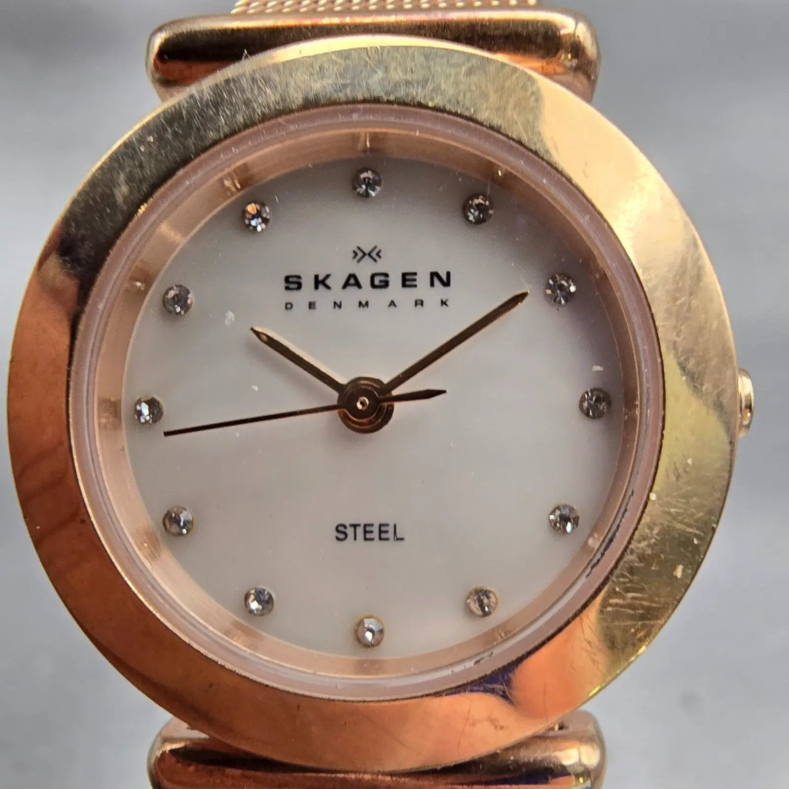 Skagen Denmark Watch Women 25mm MOP Dial Gold Tone Round 107SRRD New Battery1