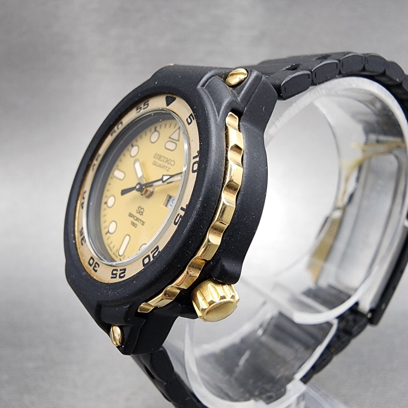 Seiko Sports 150 Watch Women 29mm Gold Dial Black Tone Daydate Round New Batt2