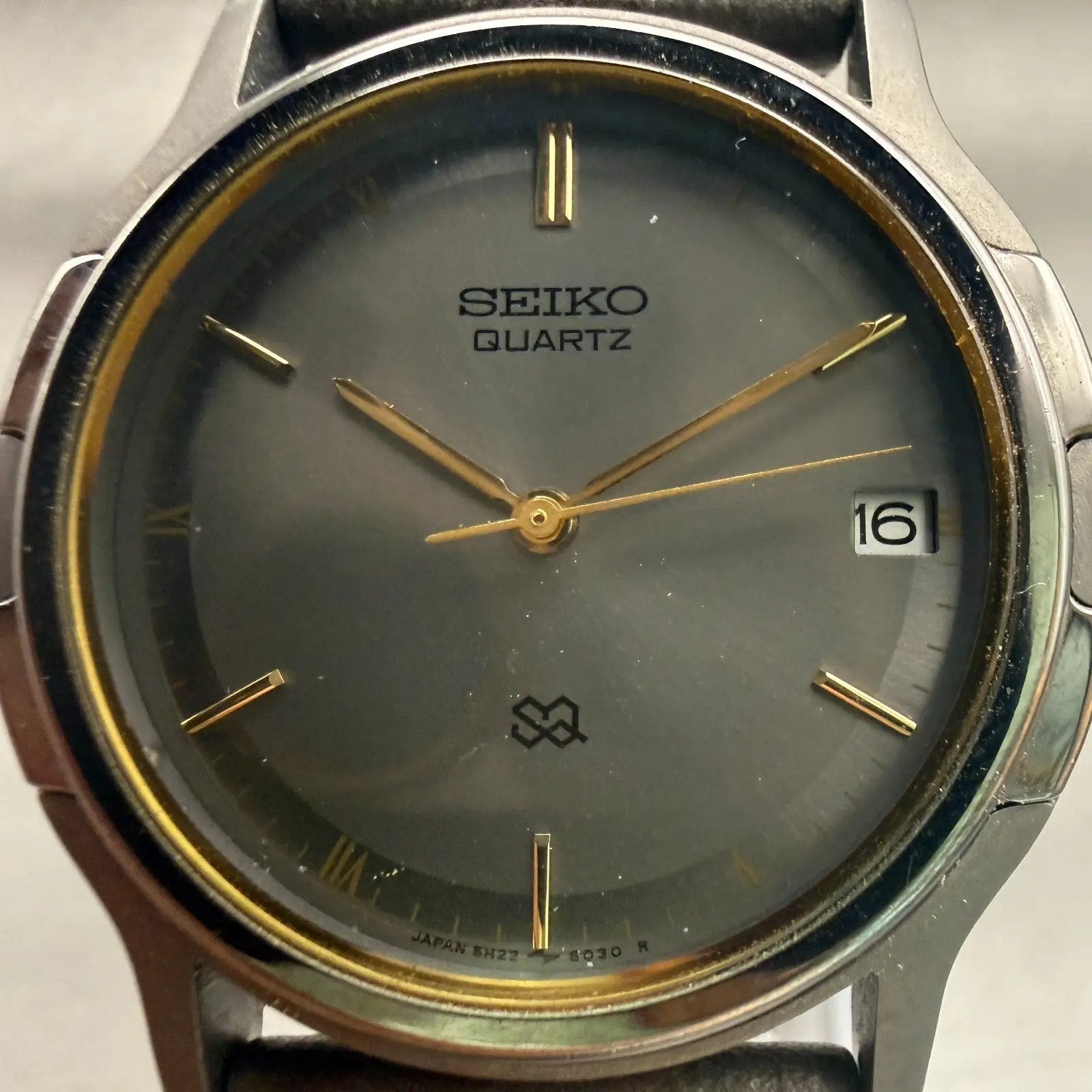 Seiko SQ Watch Men 33mm Gray Dial Two Tone Date Round 5H22-6109 New Battery1