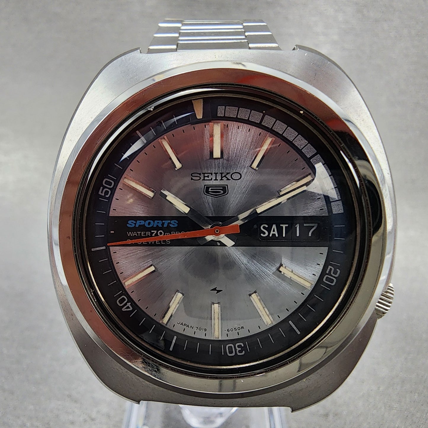 Seiko 5 Sports Watch Men 41mm Silver Dial Silver Tone Daydate Automatci Runs