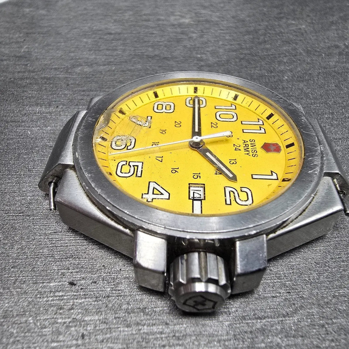 Victorinox Swiss Army Convoy Watch Men 42mm Yellow Dial Stee Date 241164 PARTS6