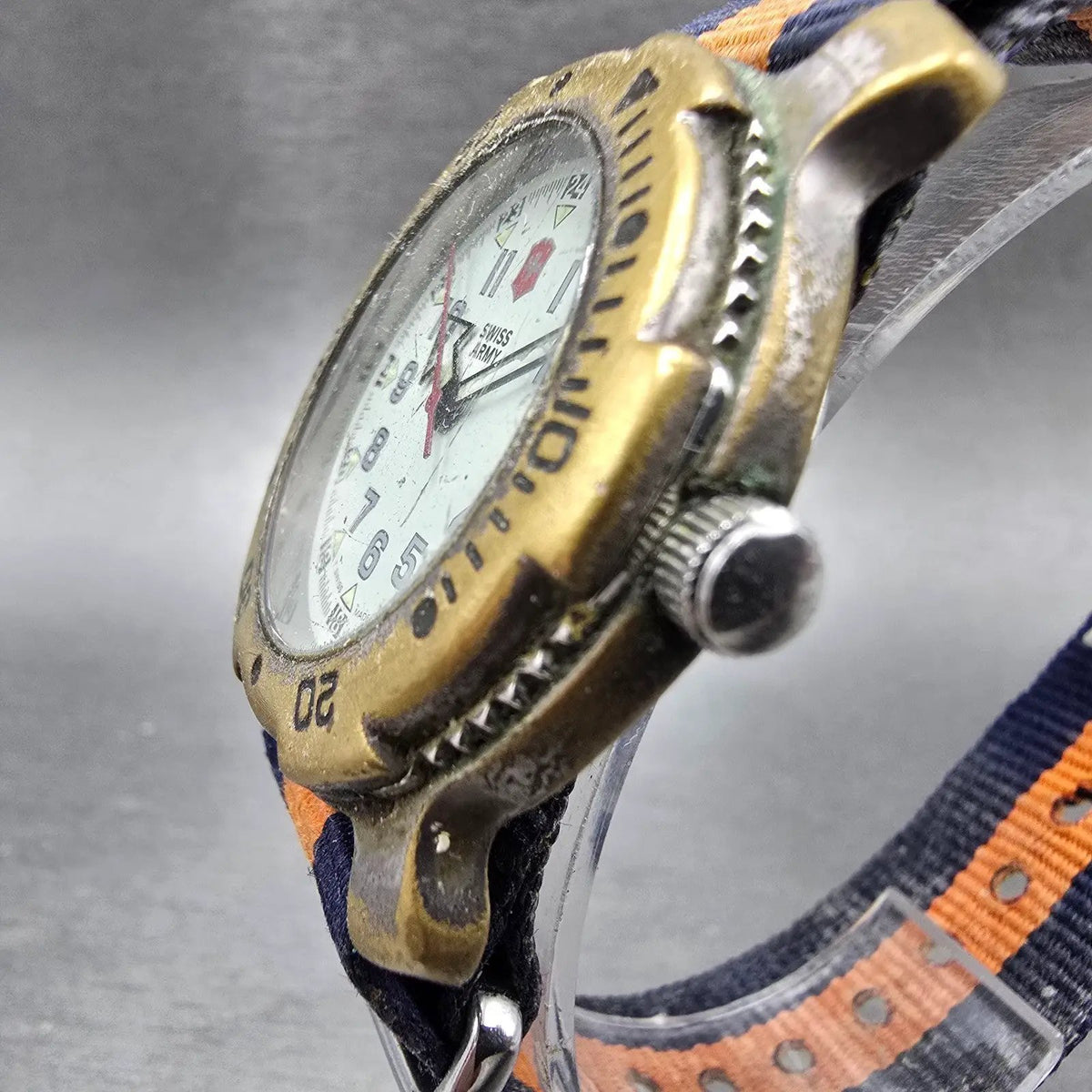 Victorinox Sprots Line Dive Watch Men 37mm Cream Dial Two Tone Date Round PARTS3