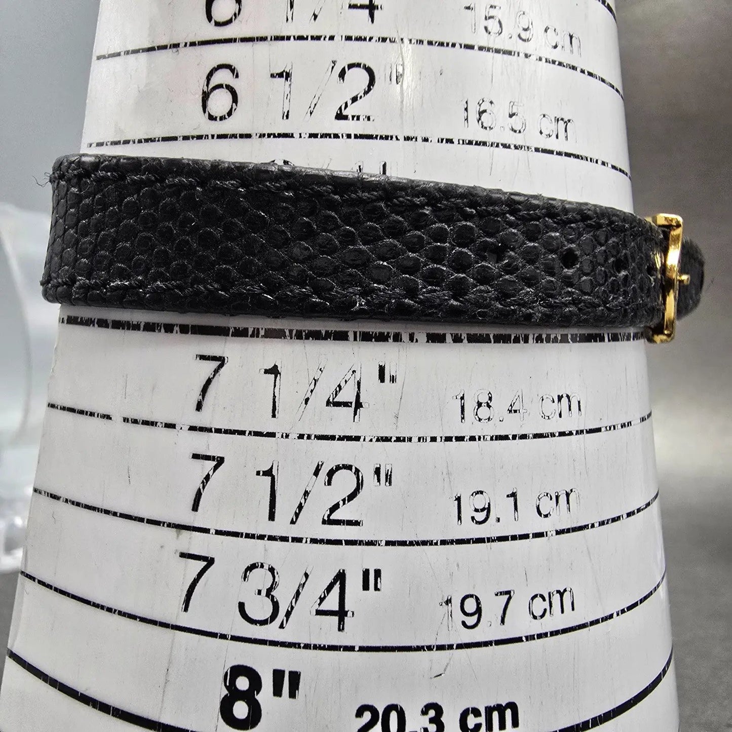 Gucci 2200L Watch Women 25mm Black Dial Gold Tone Round New Battery Swiss10