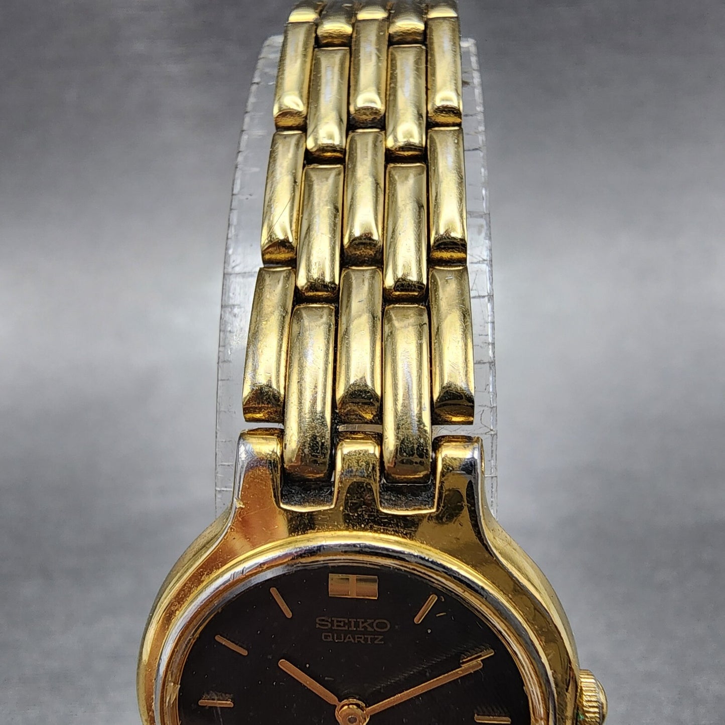 Seiko Watch Women 22mm Black Dial Gold Tone Round 1N000A99 CRACKED New Battery4