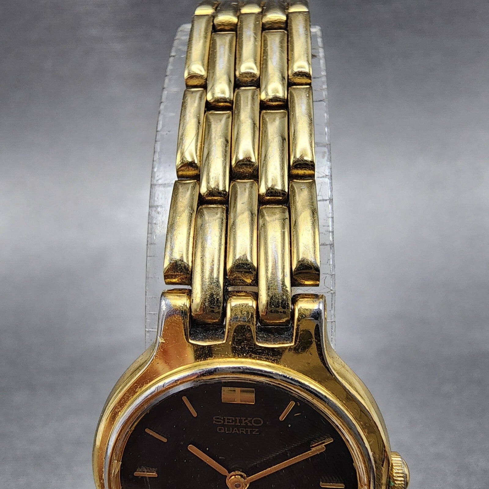 Seiko Watch Women 22mm Black Dial Gold Tone Round 1N000A99 CRACKED New Battery4