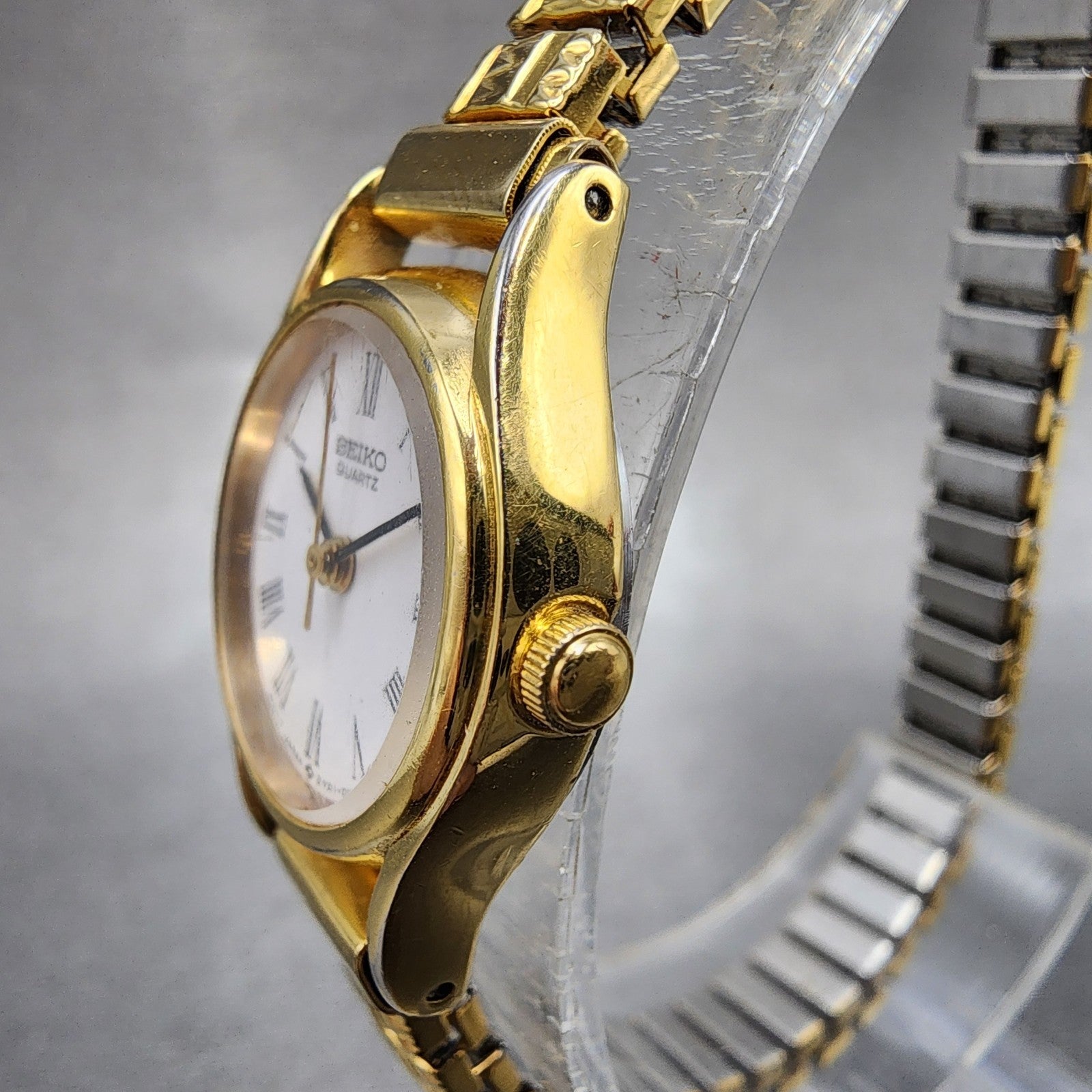 Seiko Watch Women 20mm White Dial Gold Tone Round 2y010a10 New Battery2