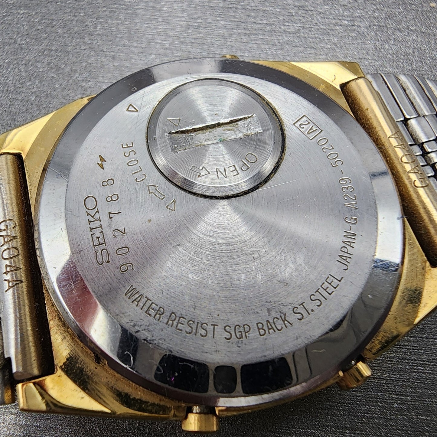 Seiko Digital World Time Watch Men 34mm Gray Dial Gold Tone A2395020 READ!!!!9