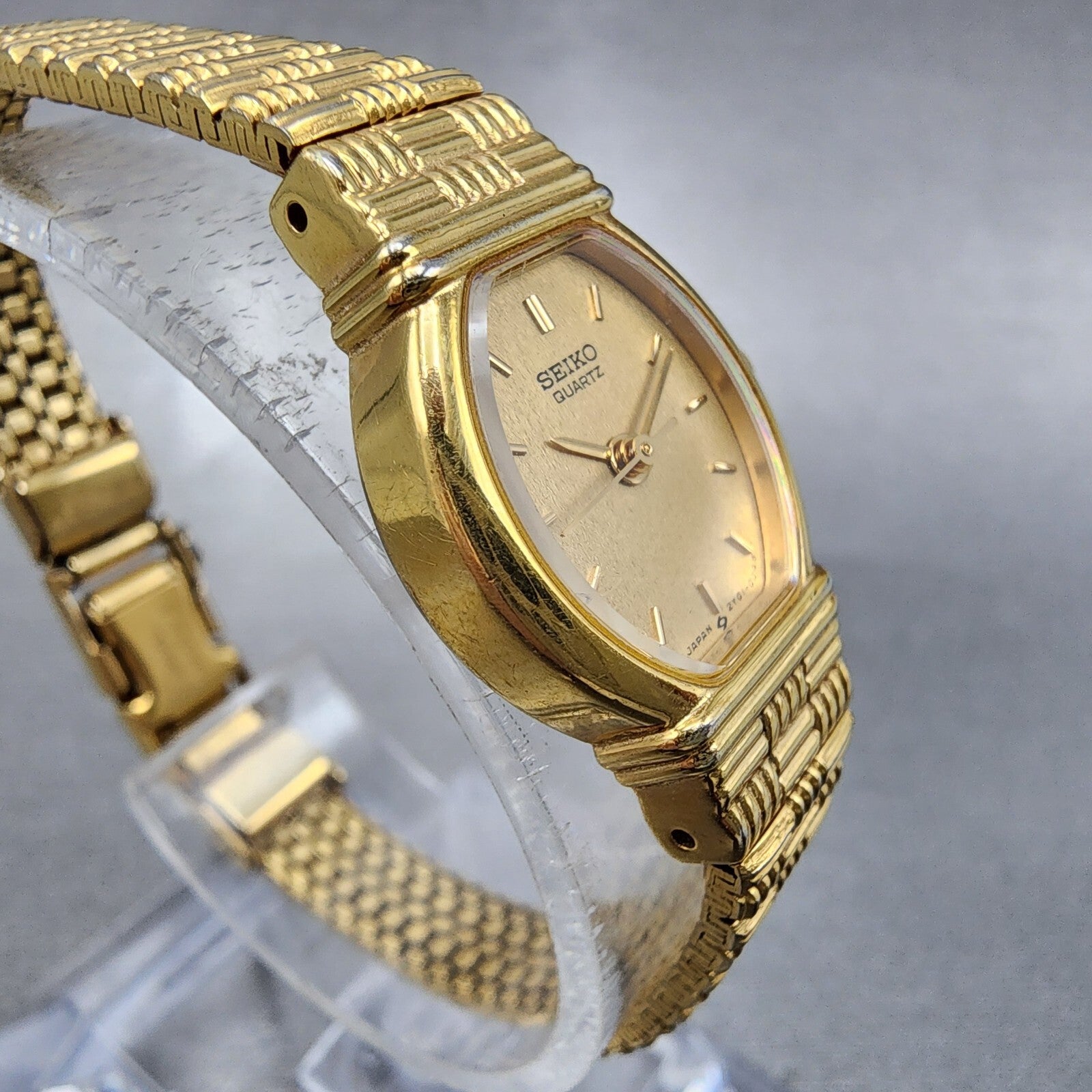 Seiko Watch Women 17mm Champagne Dial Gold Tone Oval 2y015c19 New battery3
