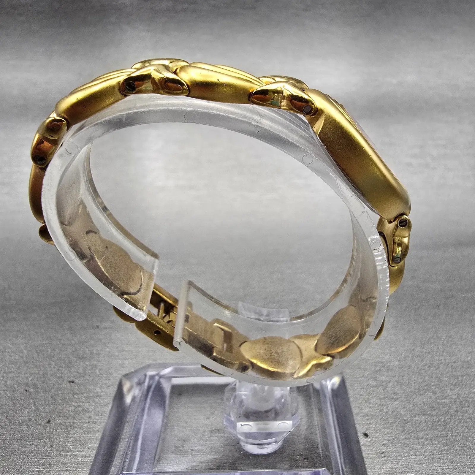 Bulova Watch Women 17mm MOP Dial Gold Tone Oval 97T67 New Battery8