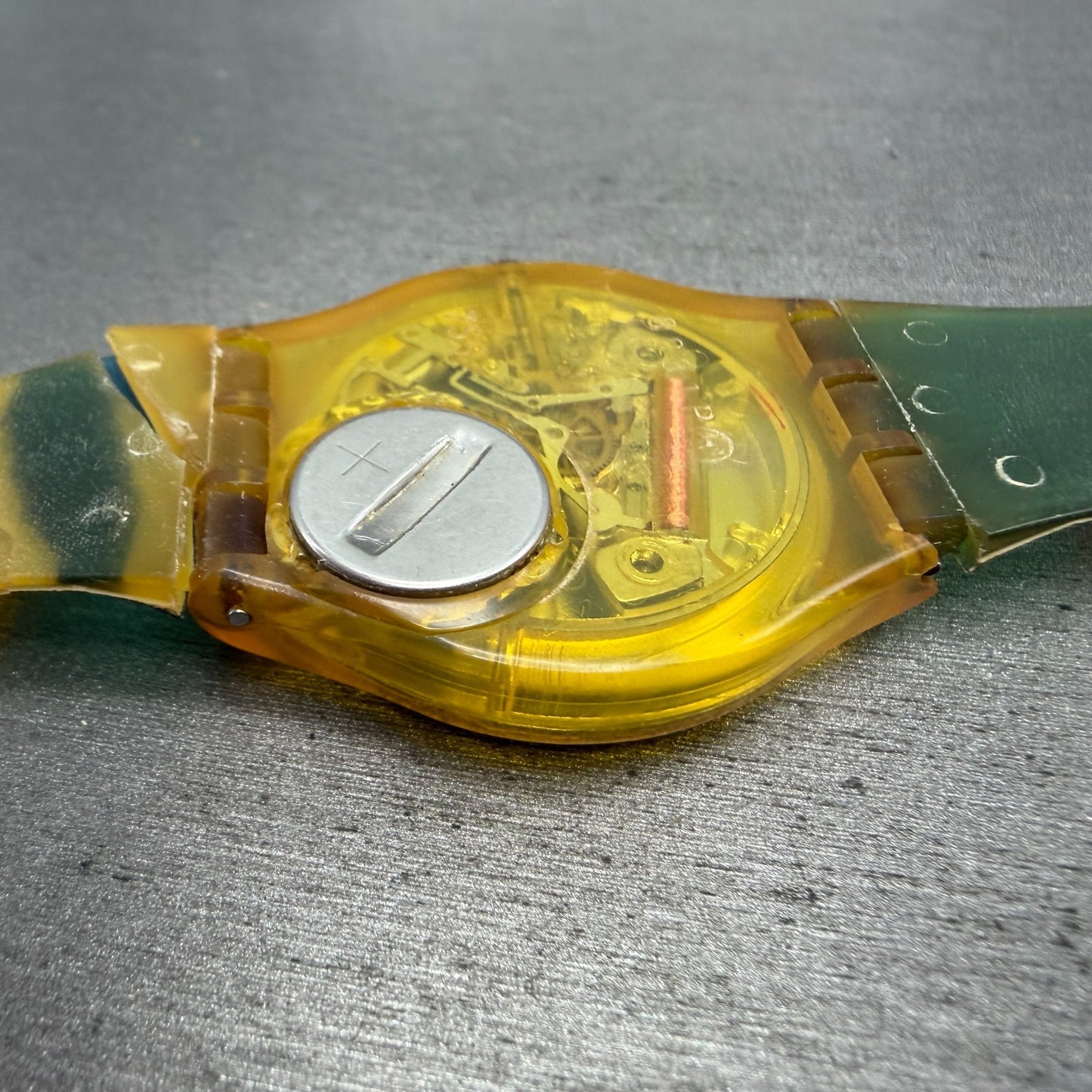 Swatch SnowWhite Watch Unisex 34mm Silver Dial Yellow Case READ!! New Batt GK10416