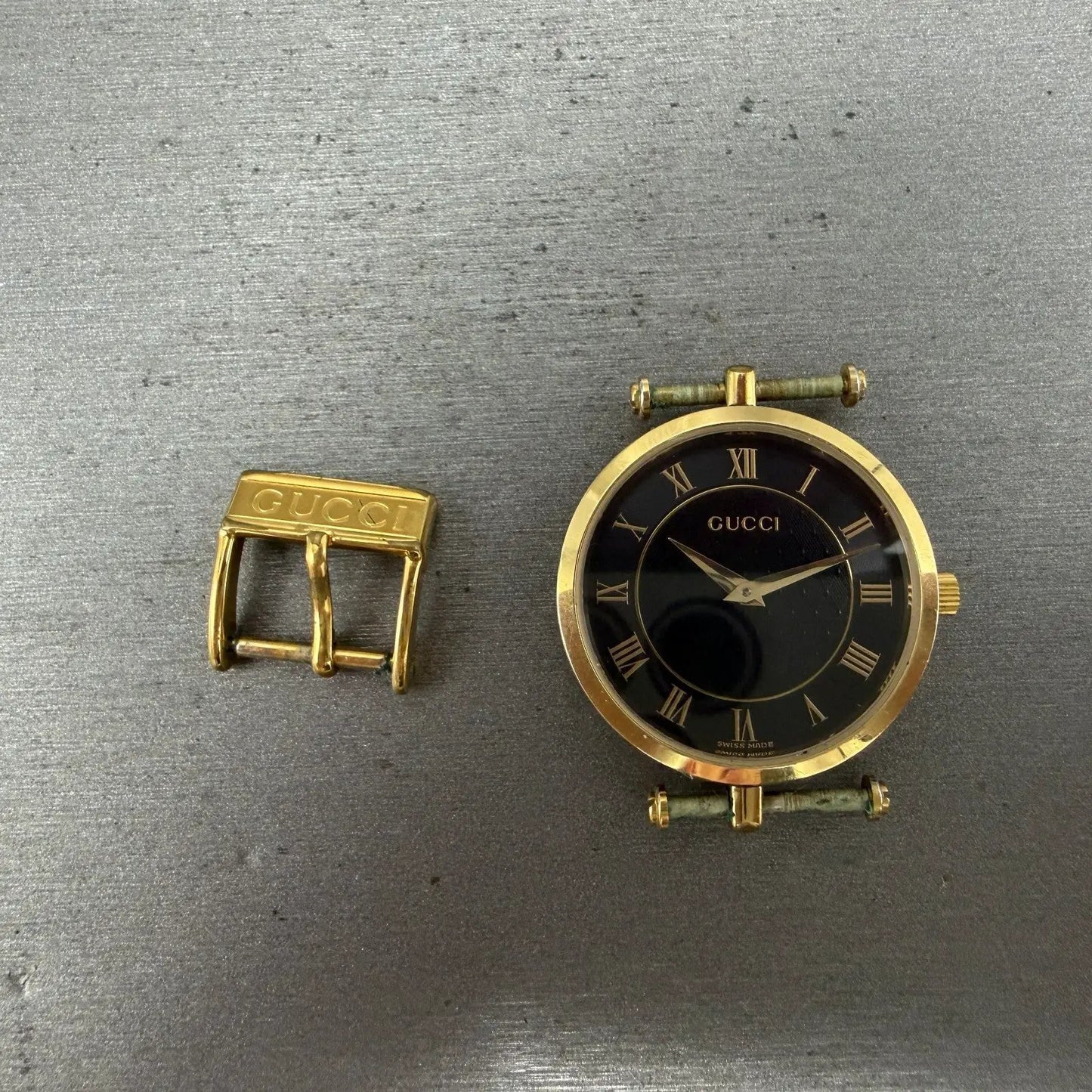 Gucci 2040M Watch Men 30mm Black Dial Gold Tone Round Roman Numerals New Battery0