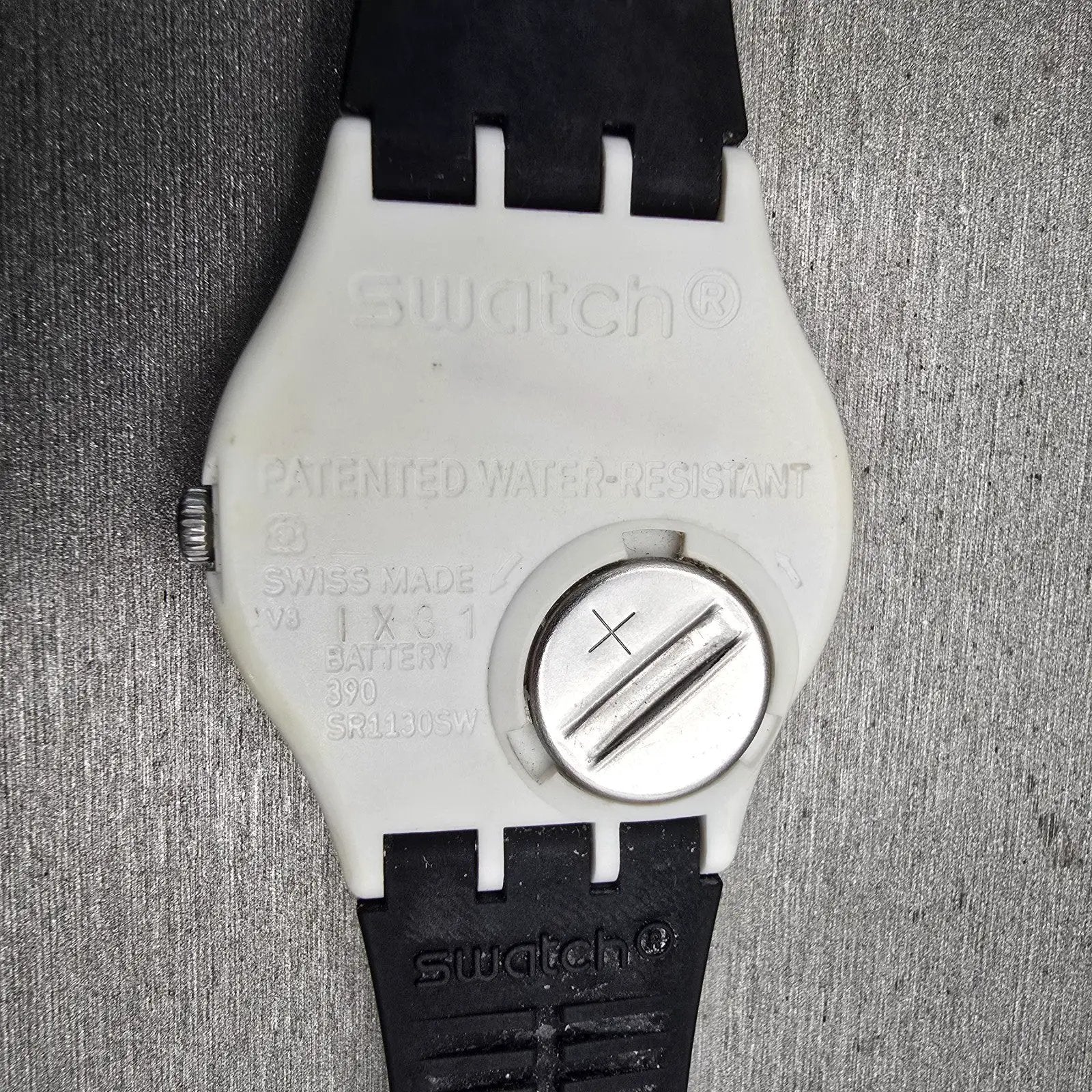 Swatch GREYTWIST Watch Men White Dial White Case Daydate Round GW711 New Battery10