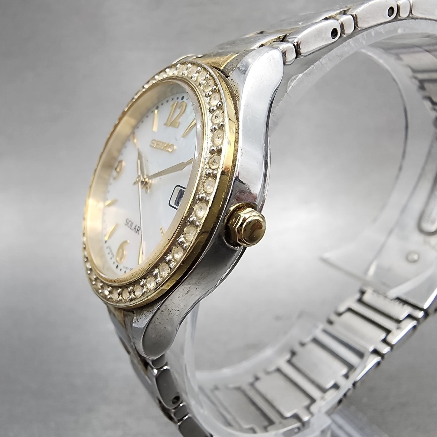 Seiko Solar Watch Women 28mm MOP Dial Two tone Date Round V1370AA0 Runs2