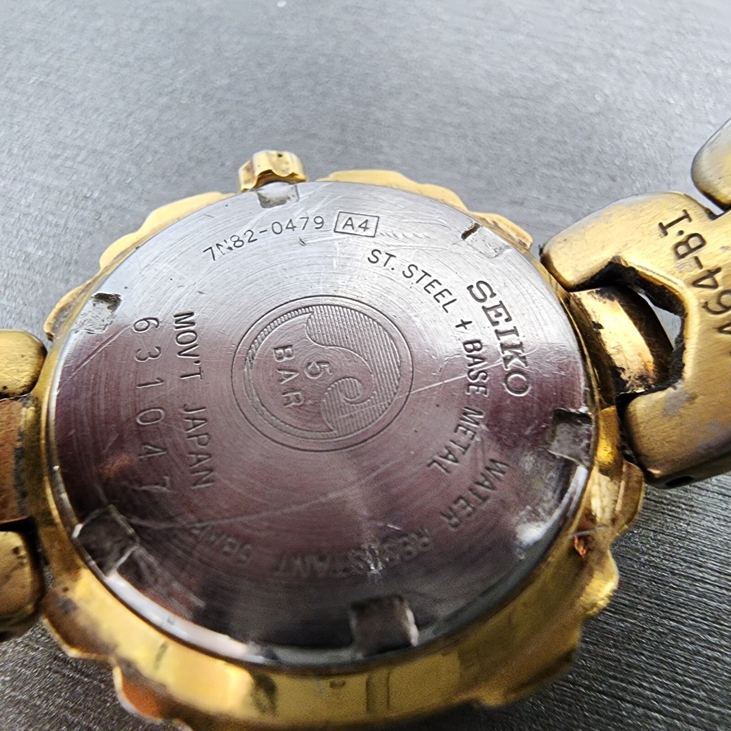 Seiko Sports 50 Watch Women 27mm MOP Dial Gold Tone Date 7n820479 New Battery9