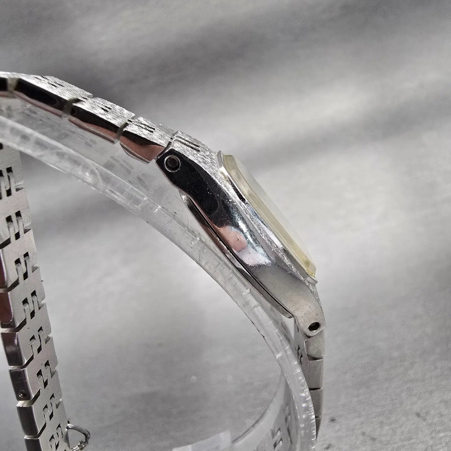 Seiko Watch Women 17mm Silver Dial Silver Tone Oval 2320-6469 New Battery VTG3