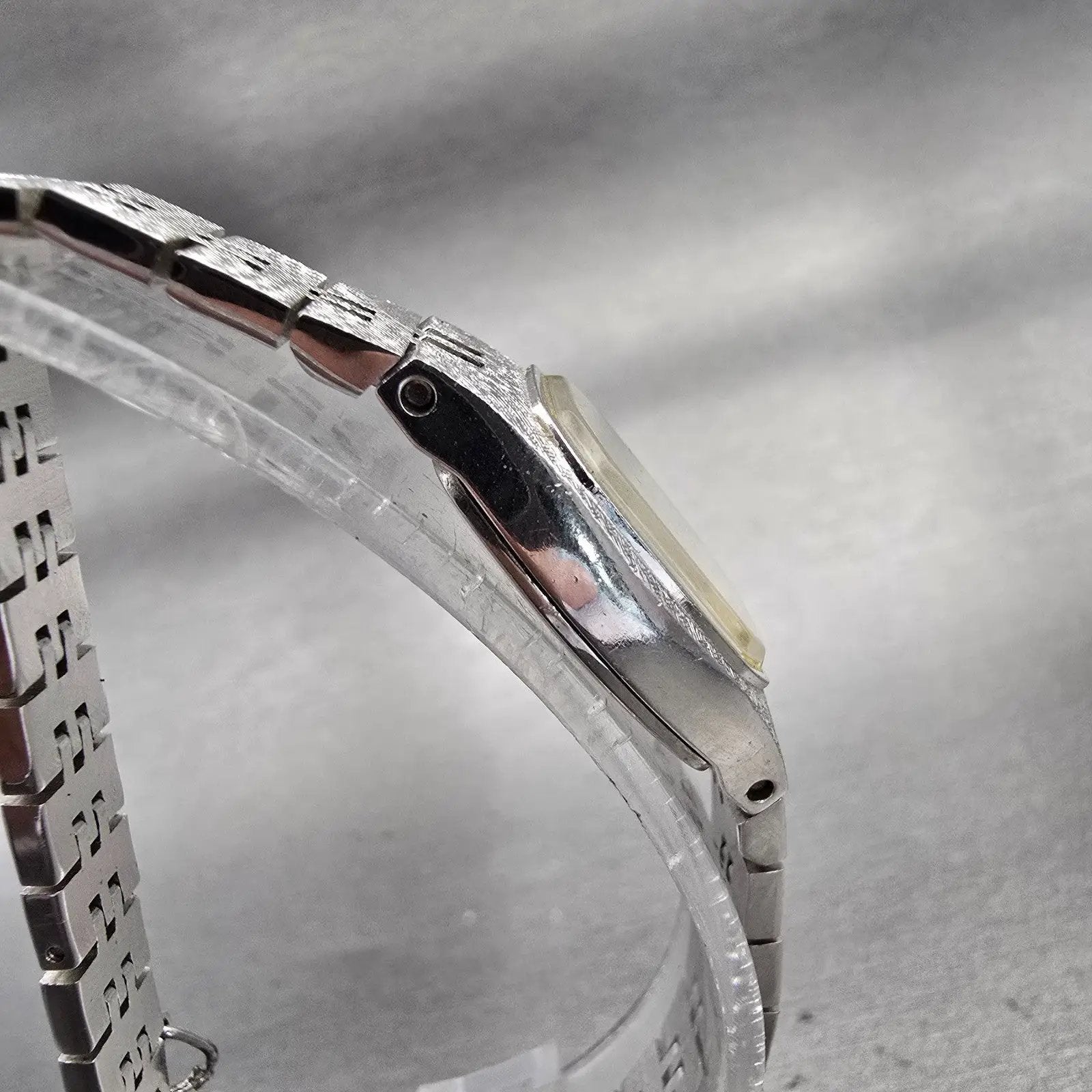 Seiko Watch Women 17mm Silver Dial Silver Tone Oval 2320-6469 New Battery VTG3
