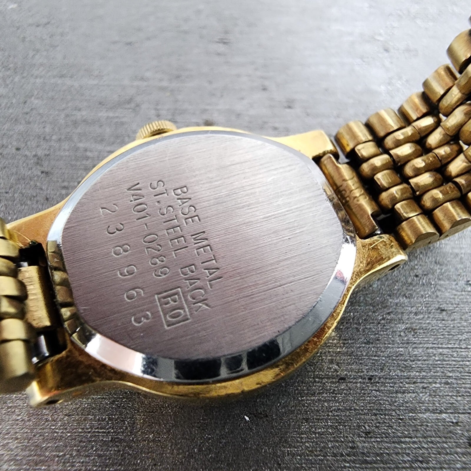 Seiko Watch Women 19mm White Dial Gold Tone Round V4010289 New Battery8
