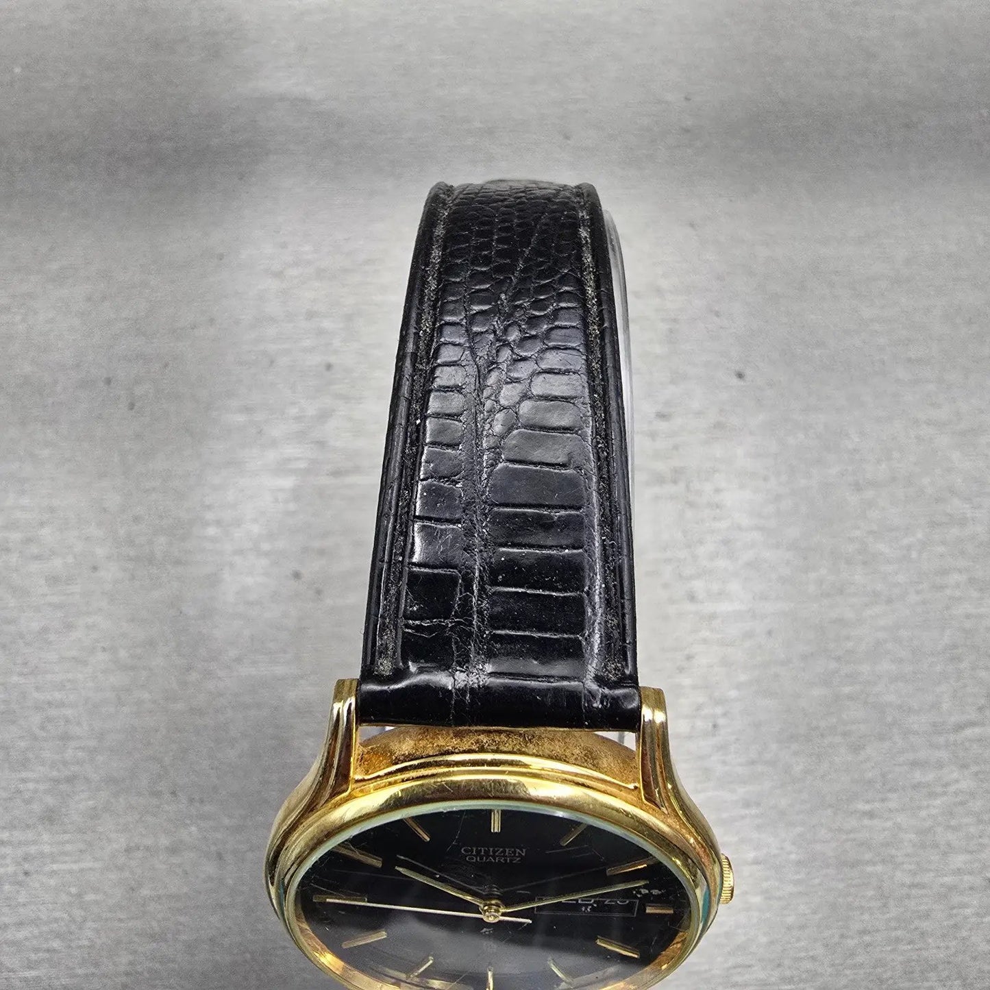Citizen CQ Watch Men 34mm Black Dial Gold Tone Daydate Round 6100-S20269 New Bat4