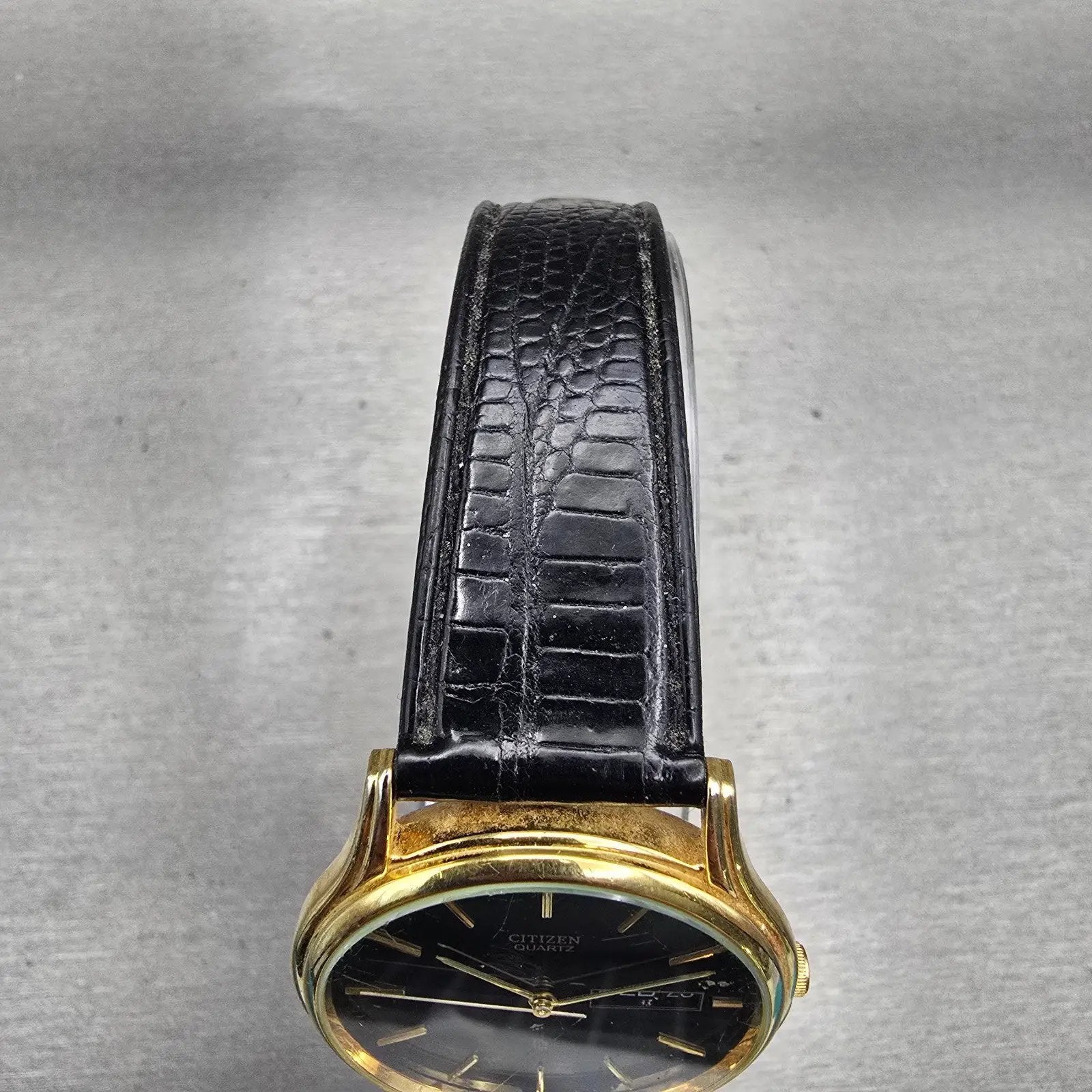 Citizen CQ Watch Men 34mm Black Dial Gold Tone Daydate Round 6100-S20269 New Bat4