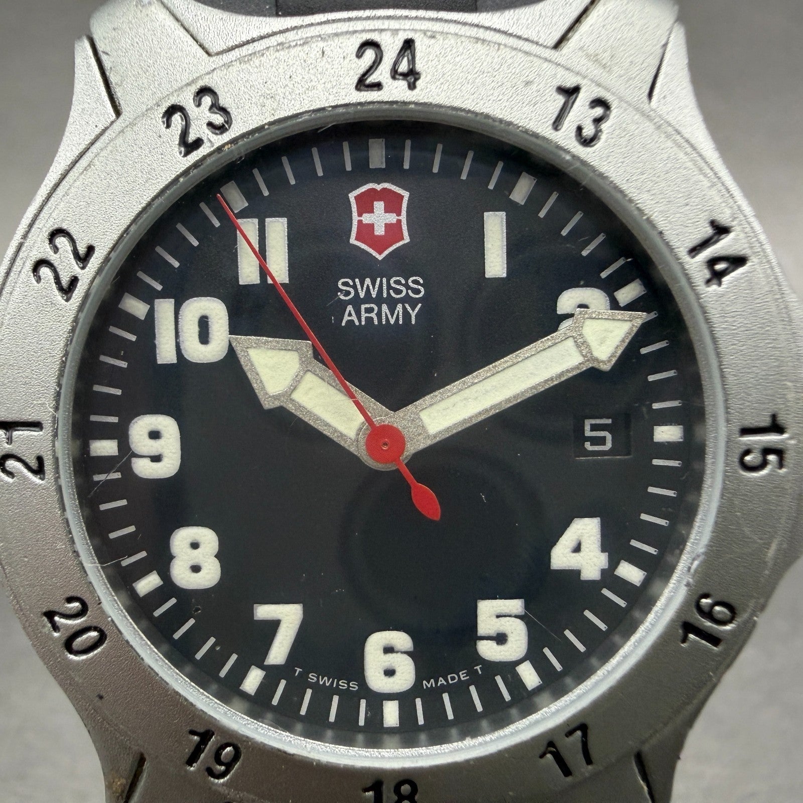 Swiss Army Watch Men 39mm Black Dial Silver Tone Round MK-5057 New Battery VTG1