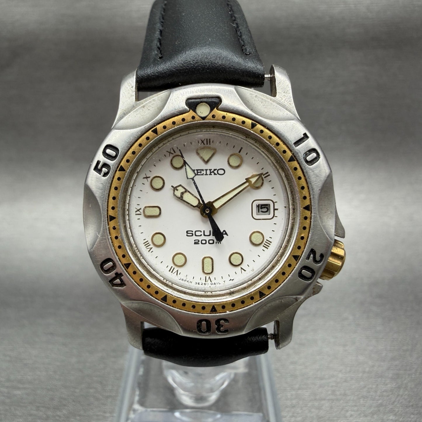 Seiko Scuba Dive Watch Women 31mm White dial Two Tone Date 3E250A10 New Battery0
