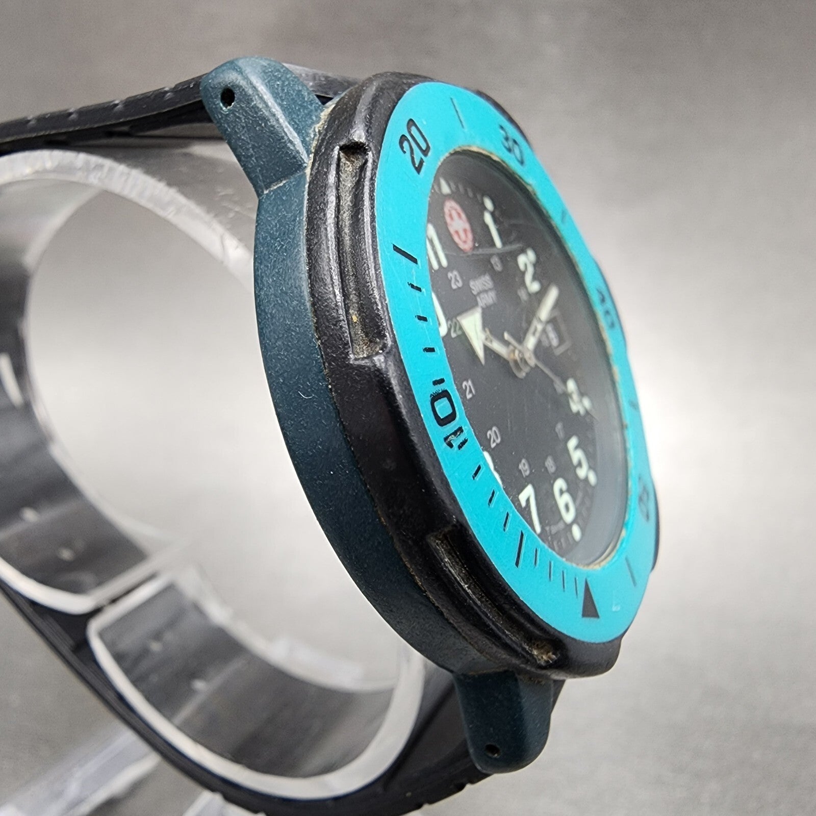 Victorinox Swiss Army Striker Watch Men 40mm Black Dial Blue Tone Date New Batt3