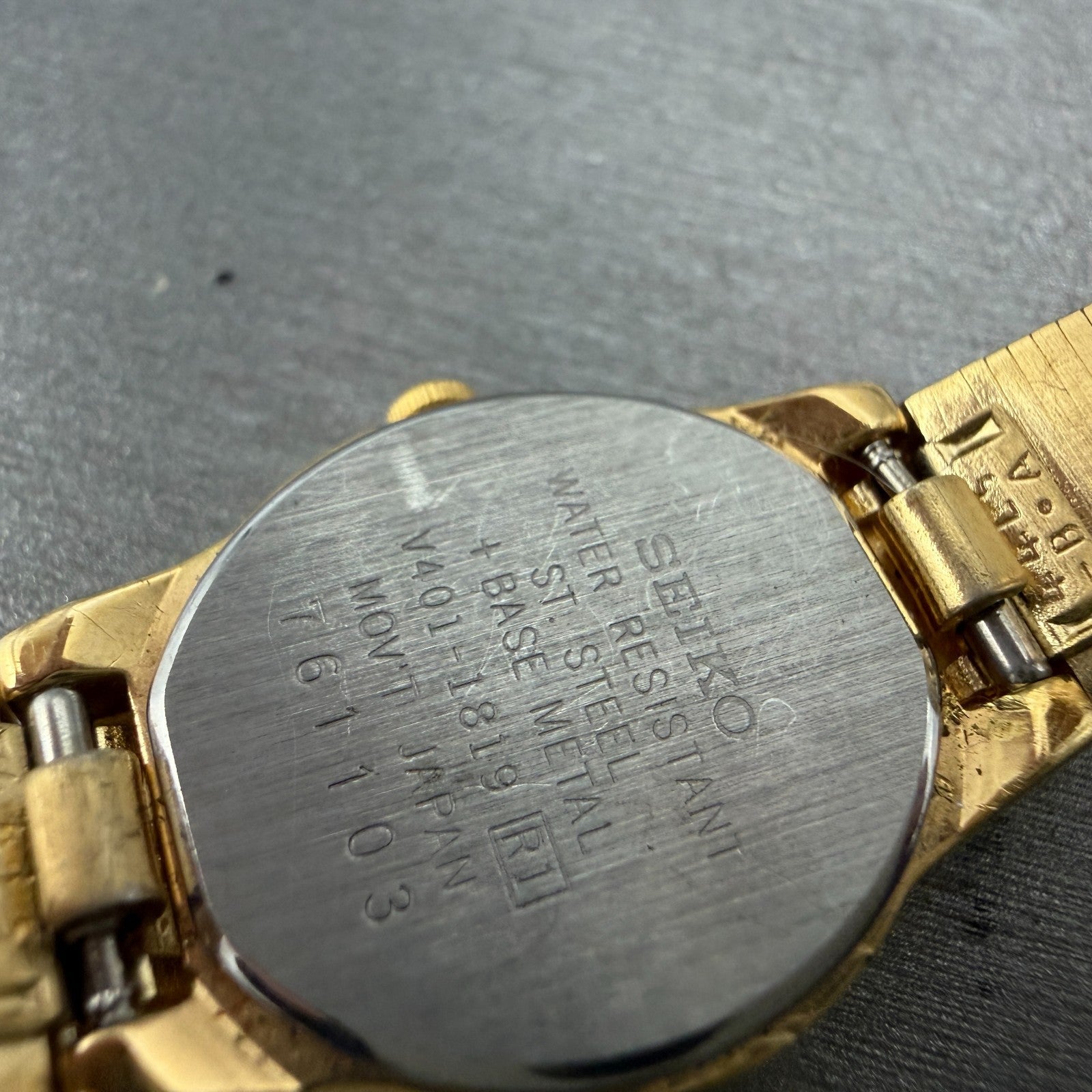 Seiko watch Women 19mm Champagne Dial Gold Tone Round V401-1819 New Battery HJ89