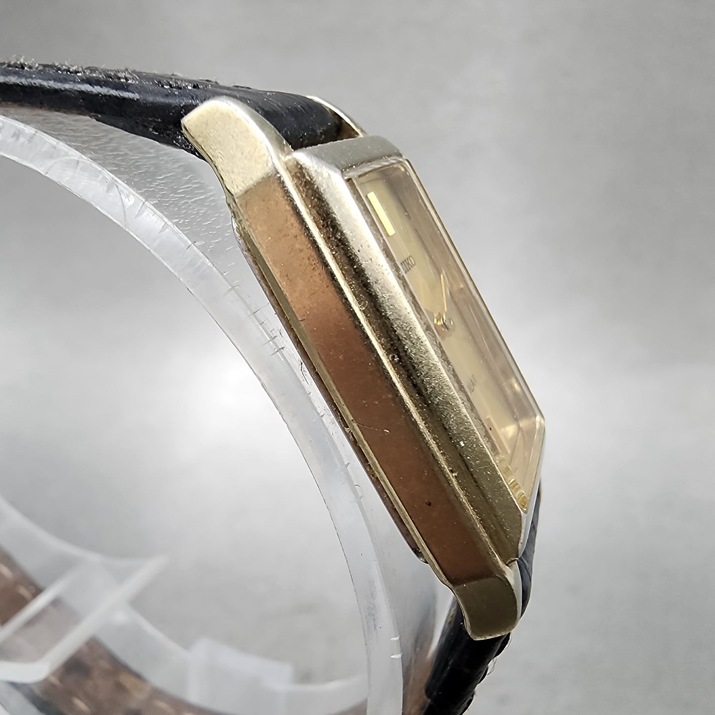 Seiko Solar Tank Watch Women 15mm Gold Dial Gold Tone Rectangle V1160AA0 Works3