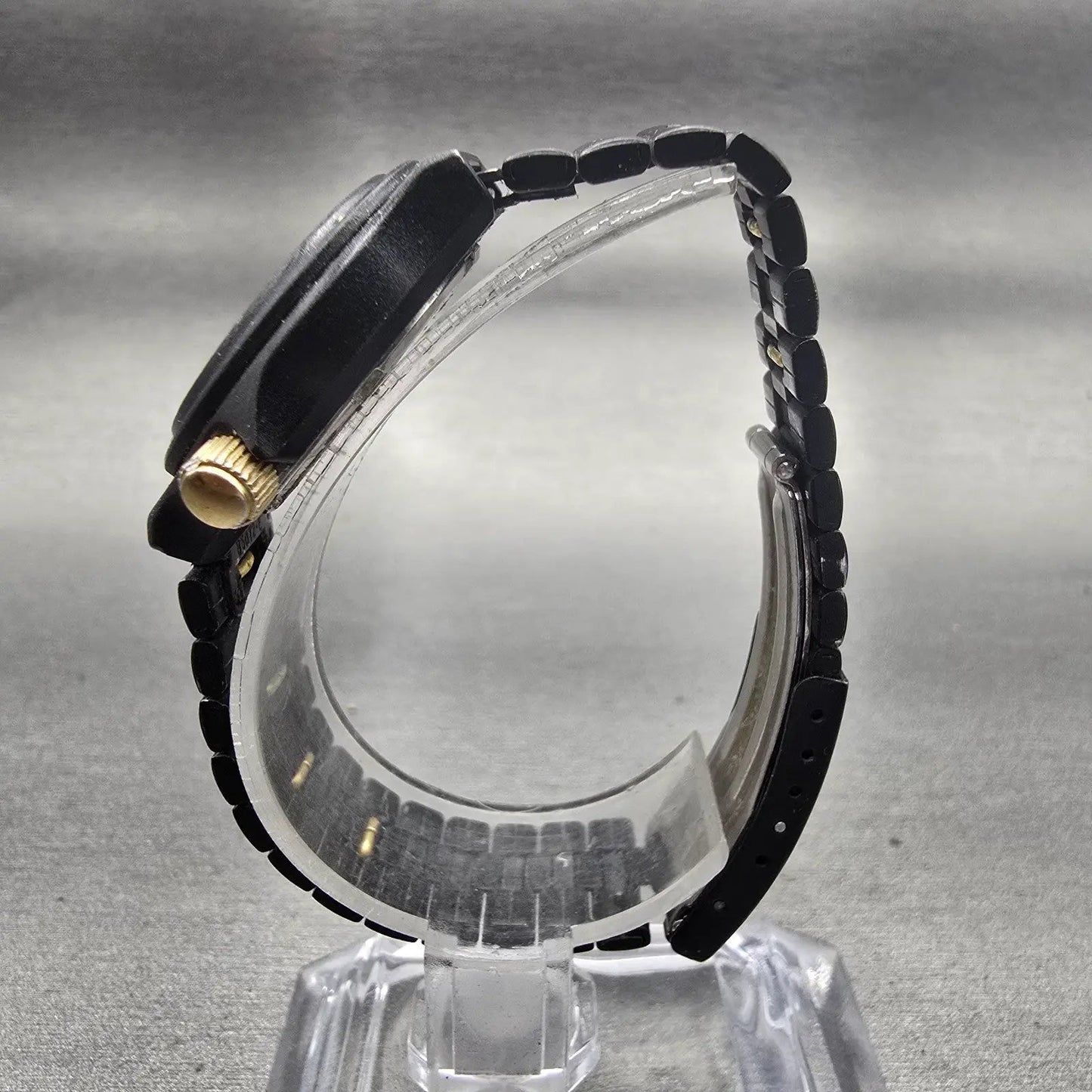 Seiko SQ Sports 100 Watch Women 26mm Black Dial Black & Gold Tone Daydate NewBat6