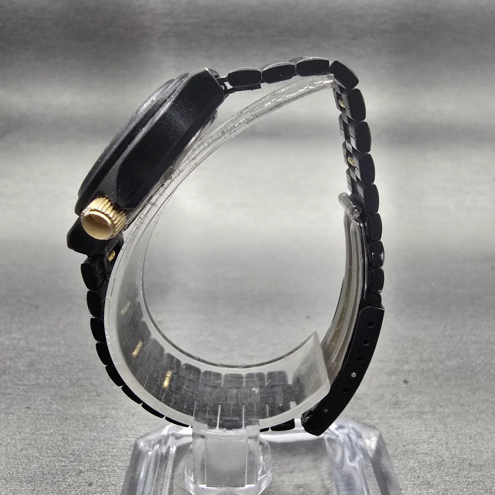 Seiko SQ Sports 100 Watch Women 26mm Black Dial Black & Gold Tone Daydate NewBat6