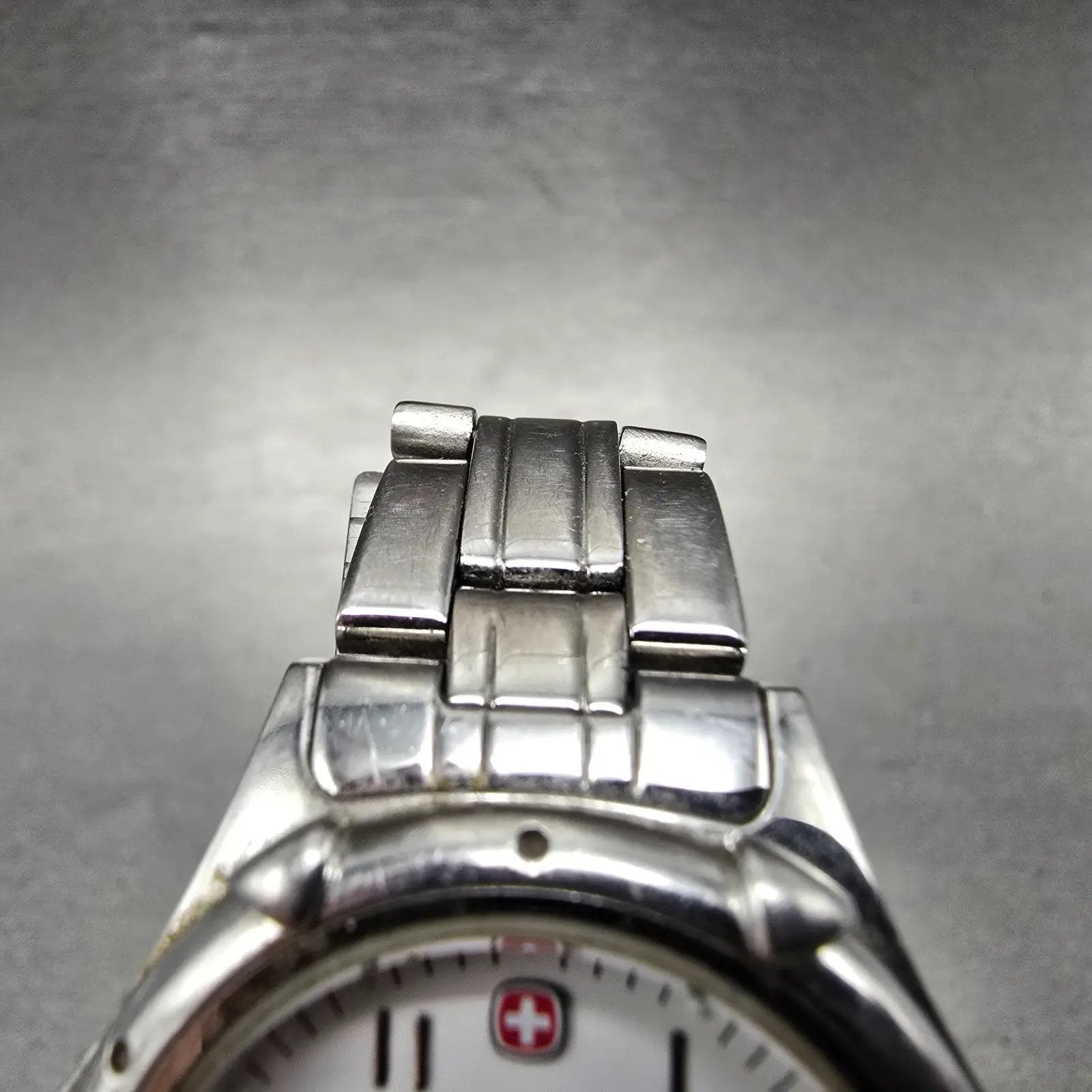 Wenger Swiss Military Watch Women 29mm White Dial Silver Tone Date 79040 New Bat4