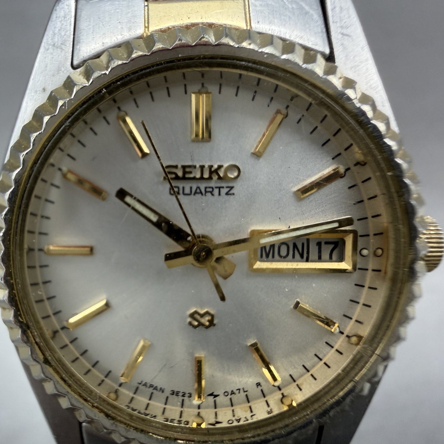 Seiko Watch Women 24mm White Dial Two Tone Daydate Round 3E23-0A69 New Batt MKA1