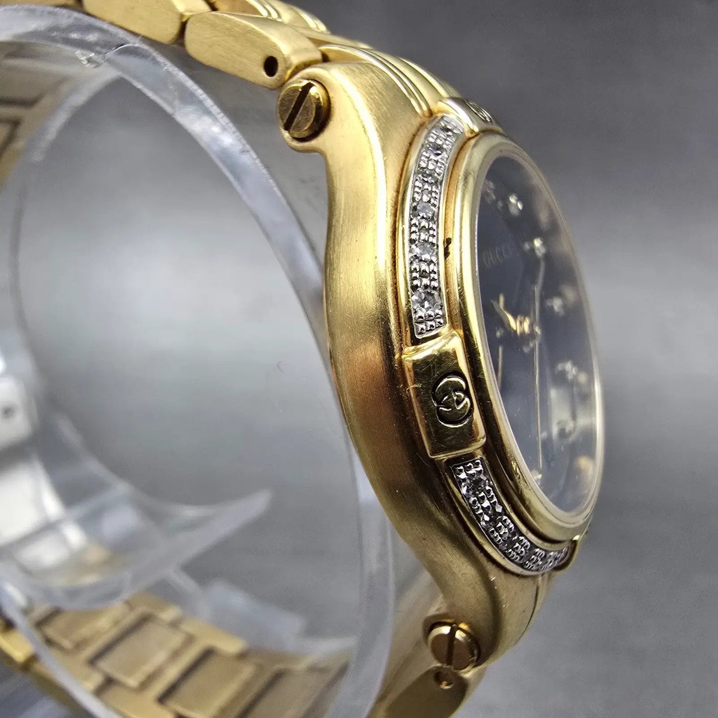 Gucci 9240L Watch Women 26mm Black Dial Gold Tone Date Diamonds New Battery3