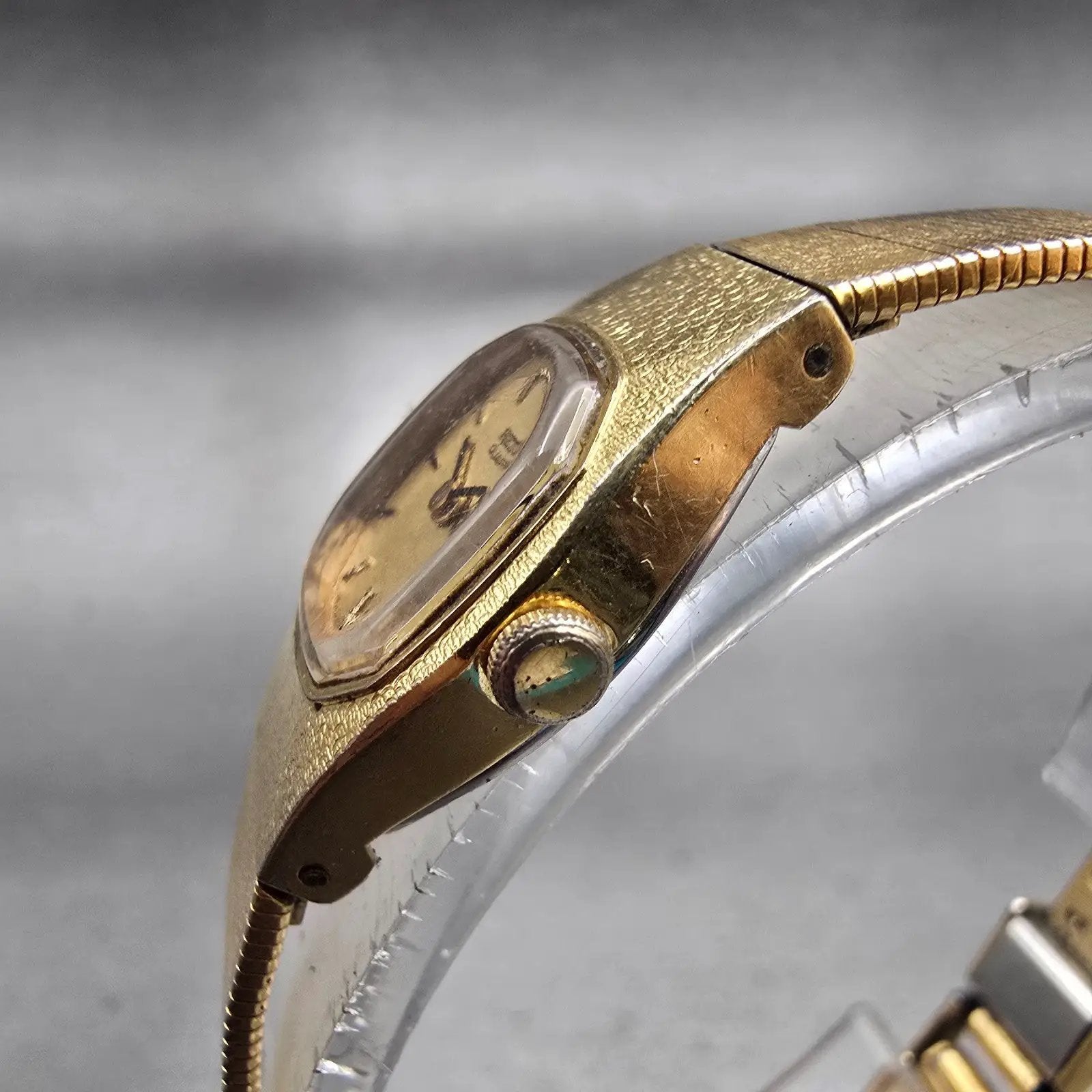 Seiko Watch Women 16mm Gold Dial Gold Tone Oval 2C20-5309 New Battery Vintage2