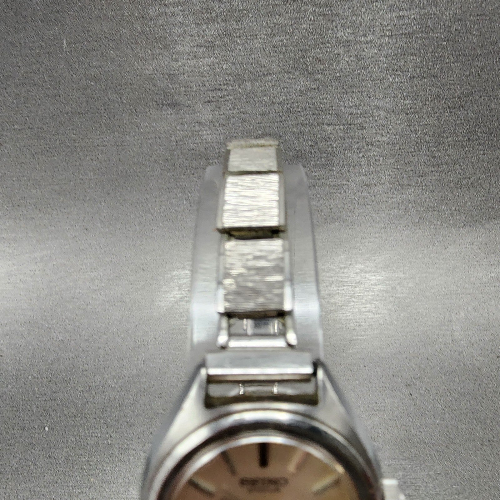 Seiko Chorus Watch Women 25mm Silver Dial Silver Tone Date Manual Wind Runs VTG4