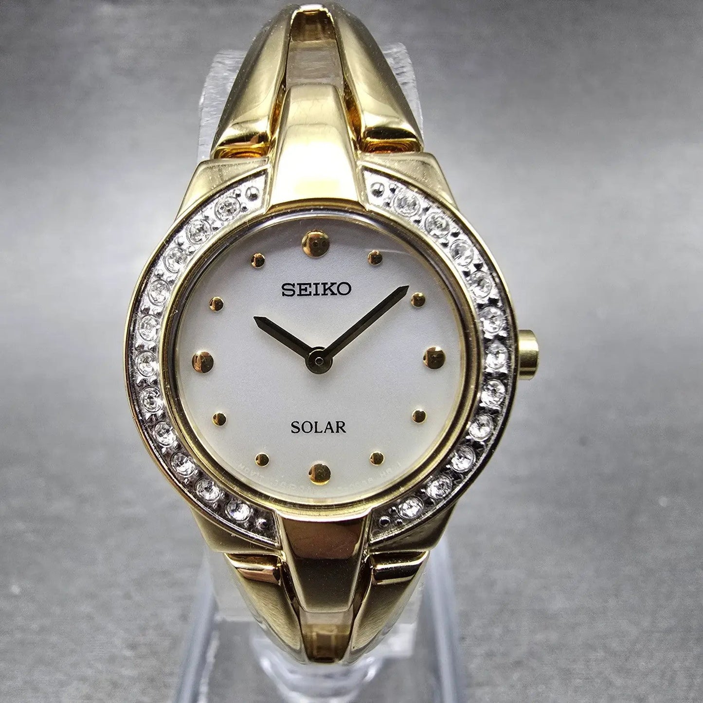 Seiko Solar Watch Women 22mm MOP Dial Gold Tone Round V115-0AW0 Runs Crystals0