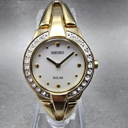 Seiko Solar Watch Women 22mm MOP Dial Gold Tone Round V115-0AW0 Runs Crystals0