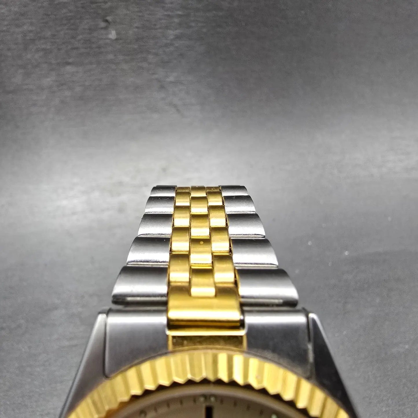 Citizen CQ Watch Men 35mm Champagne Dial Two Tone Daydate 6100-R00405 PARTS5