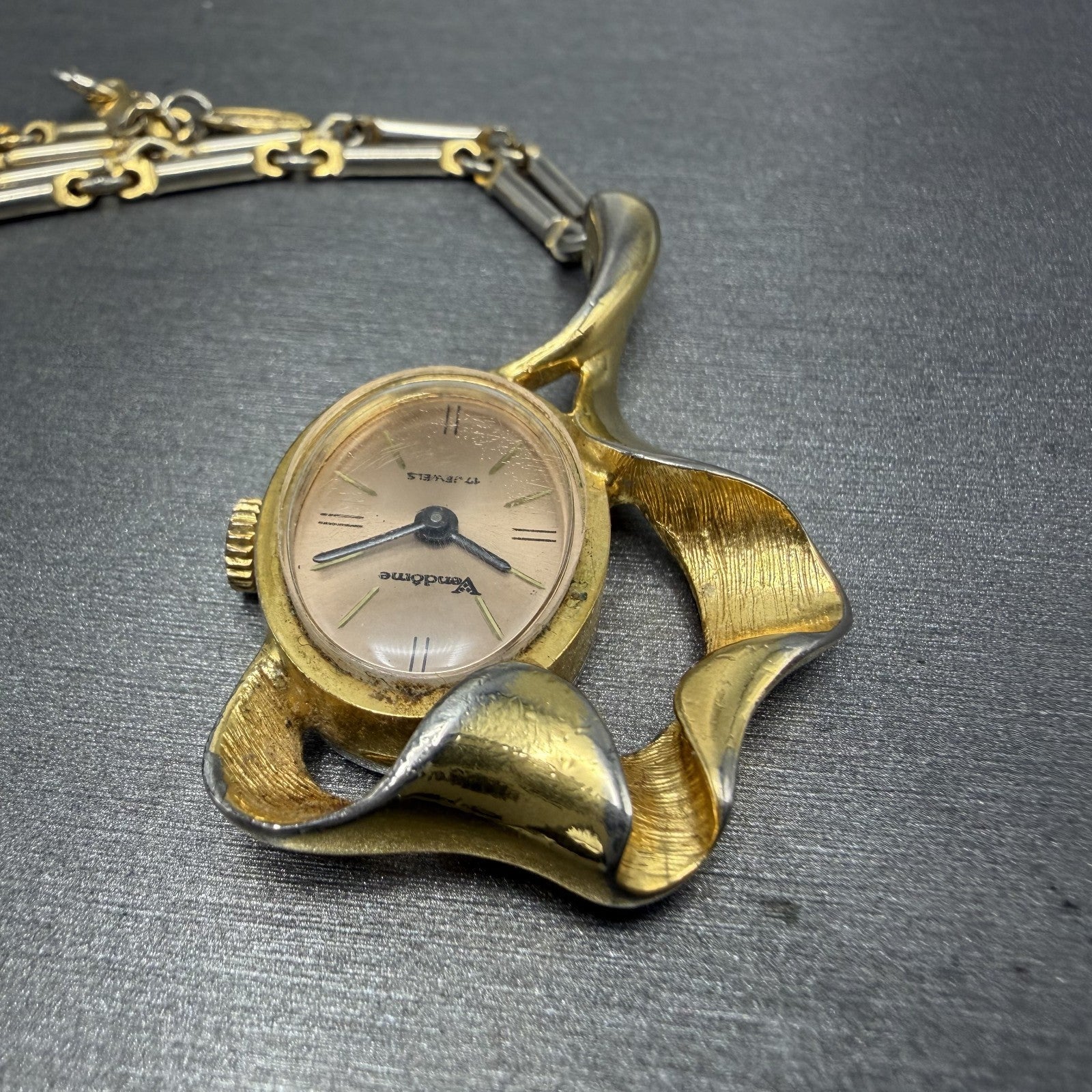 Vendome Neclace Watch 30mm Rose Dial Gold Tone Oval Manual Wind Runs Vintage4