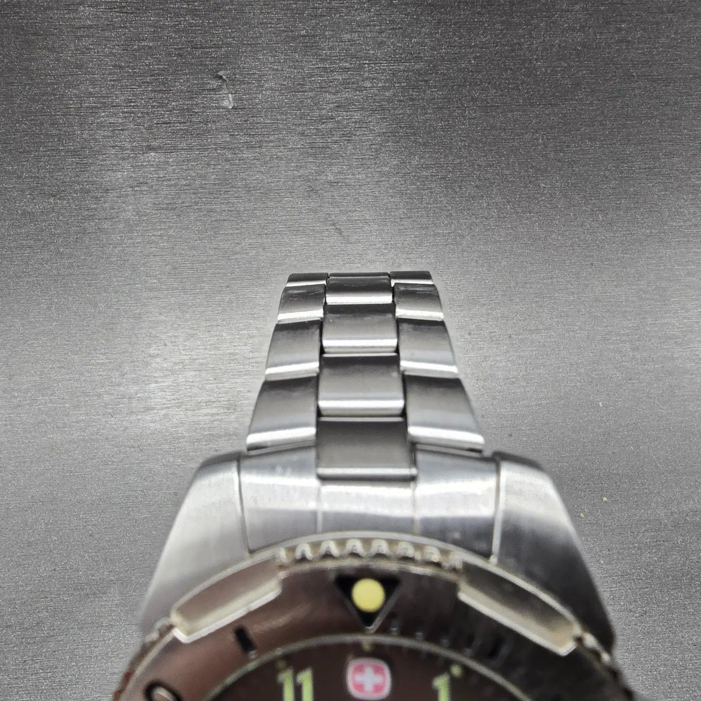 Wenger Swiss Military Dive Watch Men 39mm Gray Dial Steel Date 79088 New Batt JJ4