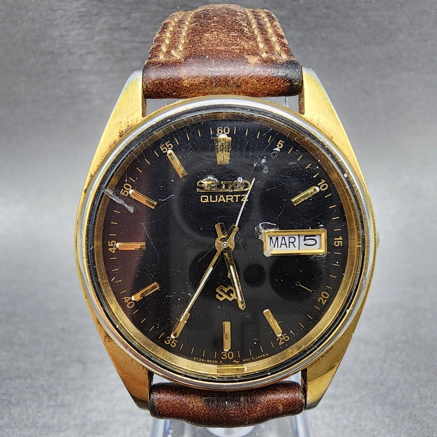 Seiko SQ Watch Men 35mm Black Dial Gold Tone Daydate Round 5Y238A19 PARTS0