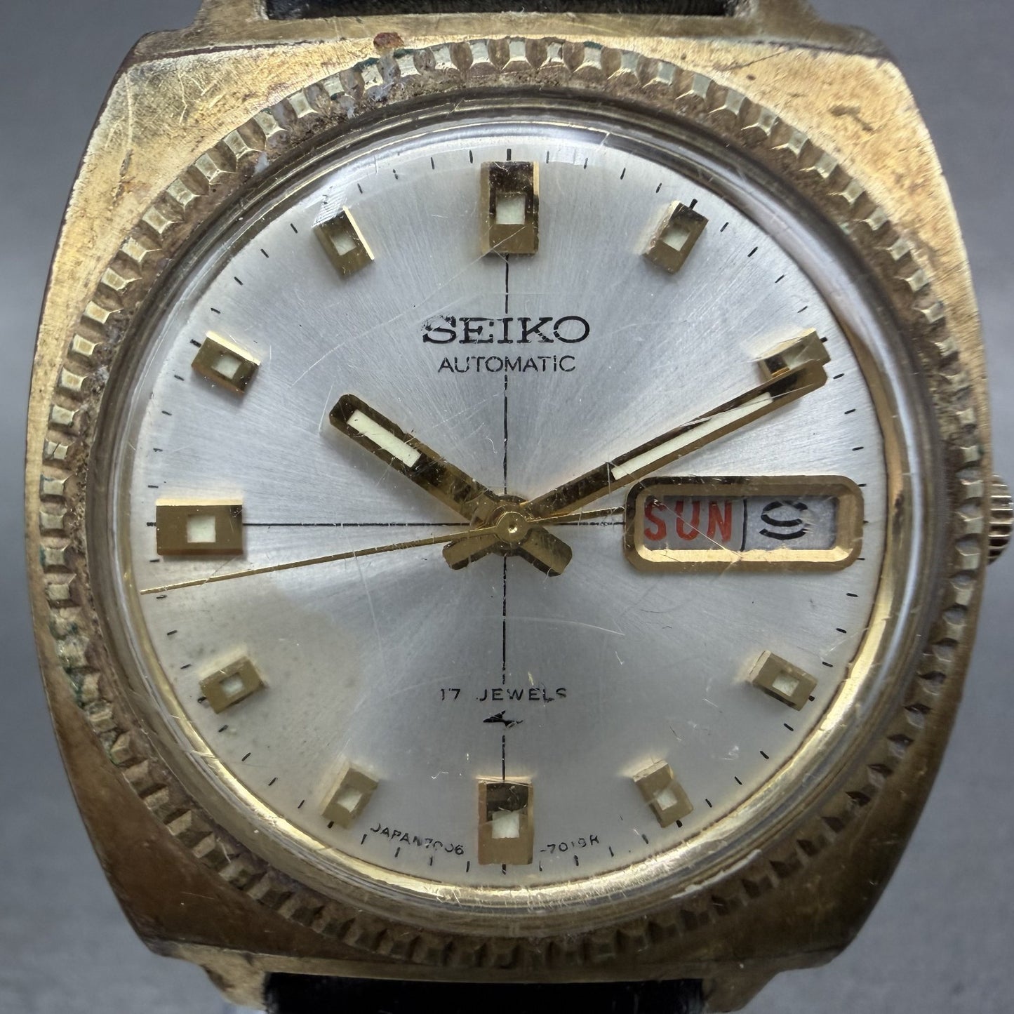 Seiko Automatic Watch Men 35mm Silver Dial Gold Tone Daydate 7006-7019 New Batt1