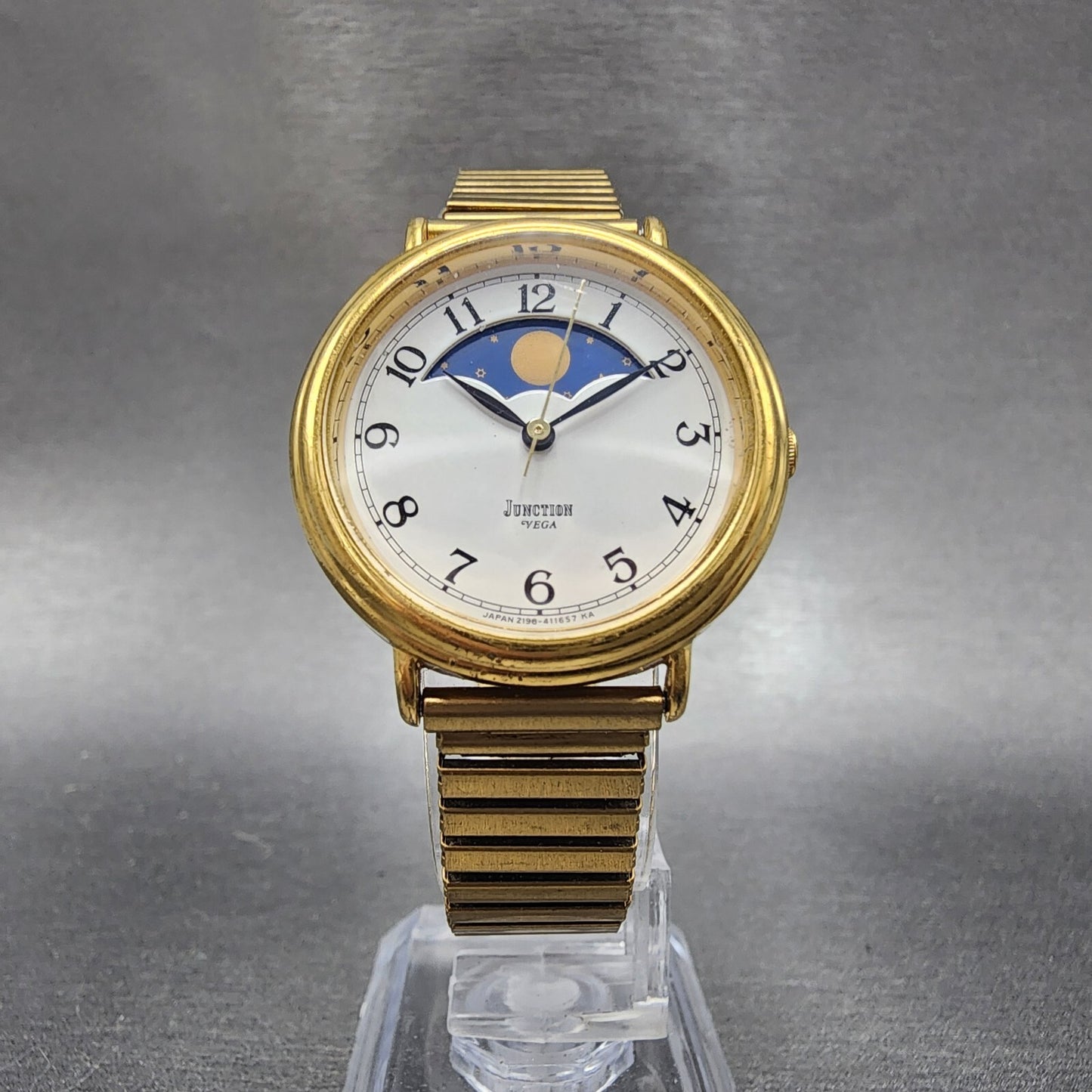 Vega Junction Watch Women 30mm White Dial Gold Tone Sun Moon Round New Battery5